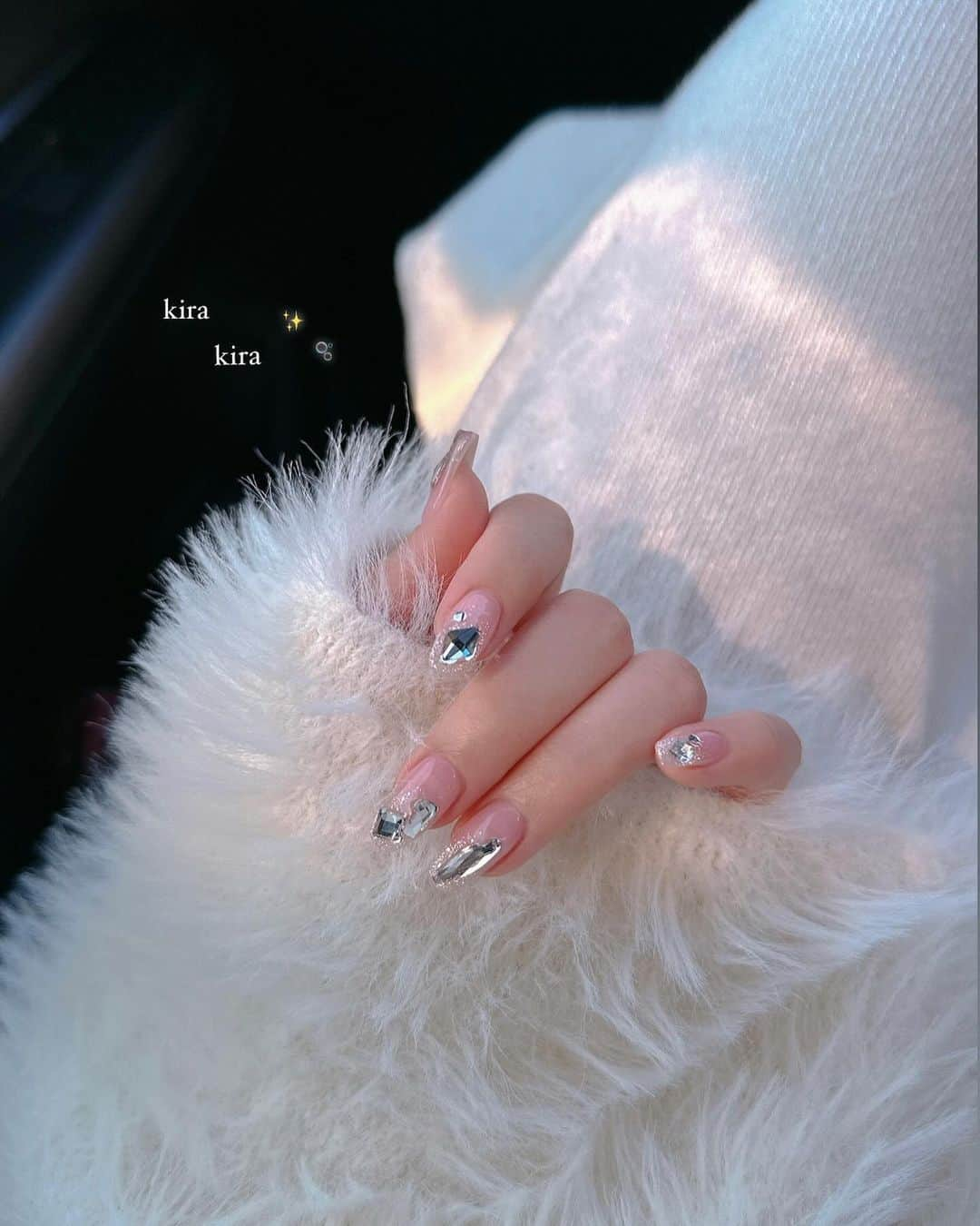 MISAのインスタグラム：「new nail ❄️🤍 ㅤㅤㅤㅤㅤㅤㅤㅤㅤㅤㅤㅤㅤ その場で決めたデザインが死ぬほどかわいくて ずっとテンション上がってた🥺🤍 ㅤㅤㅤㅤㅤㅤㅤㅤㅤㅤㅤㅤㅤ キラッキラなの…かわいすぎる😭😭😭😭 久しぶりに10本キラキラしたけど最高🤍🤍 ㅤㅤㅤㅤㅤㅤㅤㅤㅤㅤㅤㅤㅤ 今まで新規予約ストップしてたみたいなんだけど 来月からまた新規予約少しだけ受け付けるみたいなので 気になった方は @msknt1012 まで💅🏻🤍 いっつも期待以上のネイルしてくれる天才ネイリストさん💞 ㅤㅤㅤㅤㅤㅤㅤㅤㅤㅤㅤㅤㅤ #newnail #キラキラネイル #冬ネイル #ラメネイル #misa_nails_ #ワンホンネイル #韓国ネイル」