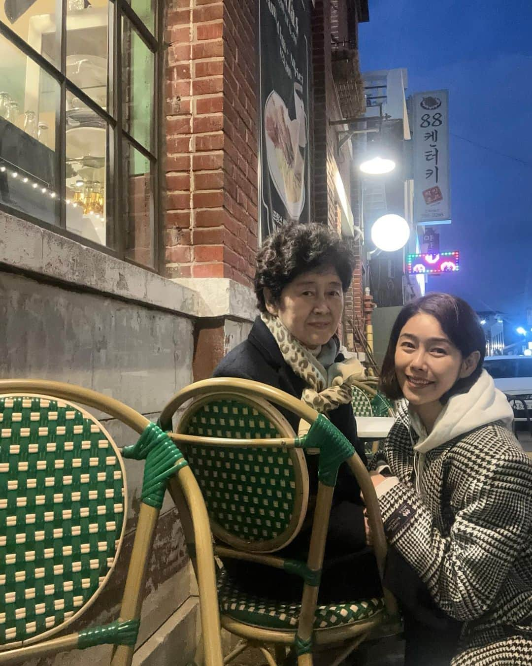 パク・タミさんのインスタグラム写真 - (パク・タミInstagram)「- 여러가지로 우리 가족에게 너무 힘들었던 2017년. 아.. 이렇게까지? 싶을만큼 매달 쏟아지는 비보들에 온 가족 슬픈 늪에서 괴로웠던 그해.  어려웠던 마음을 감사의 제목으로 고백하게 될만큼 시간이 꽤 흘렀는데, 7년째 지병을 너무 잘 이겨내주고 있는 늘 밝고 긍정적인 나의 엄마가 열흘전 갑자기 온 약 부작용으로 몇일을 못견디시는 상황들. 앞이 캄캄하고 무섭고 눈물만 나고..   ‘하나님 저 엄마 없음 안돼요..’  며칠 아무것도 못 먹고 기운없어하신 정도로도 난 휘청휘청.. 왜 그렇게 겁이 나던지..  엄마의 체력이 조금 올라오자마자 모시고 오늘 전주 병원으로. 좋은 의사 선생님이 계시다하니 그게 어디든 가야하고. 갈 수 있는 곳 있어서 감사하고.  엄마, 아빠 두분 치료후 호텔 들어와 잠시 쉬고, 엄마와 단둘이 늦은 한옥마을 돌면서 데이트. 가게 문들을 일찍이 닫아 곳곳 어두웠지만, 인적없는 길 오롯이 이곳 느낄 수 있어 좋았고.  ‘안무서워? 어두운데?’ ‘엄마, 난 하나도 안무서워~ 엄마랑 있잖아~' '엄마는 어두운게 무섭더라.' '나는 지킬 상대가 있음 안무서워. 지금은 엄마 지켜야해서 나 아무것도 안무서워.’  전주. 어쩌다 우리 셋 전주 여행중🤍  갑자기 사진 부탁했는데 친절하게 찍어주신 분들 감사해요. 덕분에 추억이 담겼어요^^」11月28日 20時13分 - tamystory