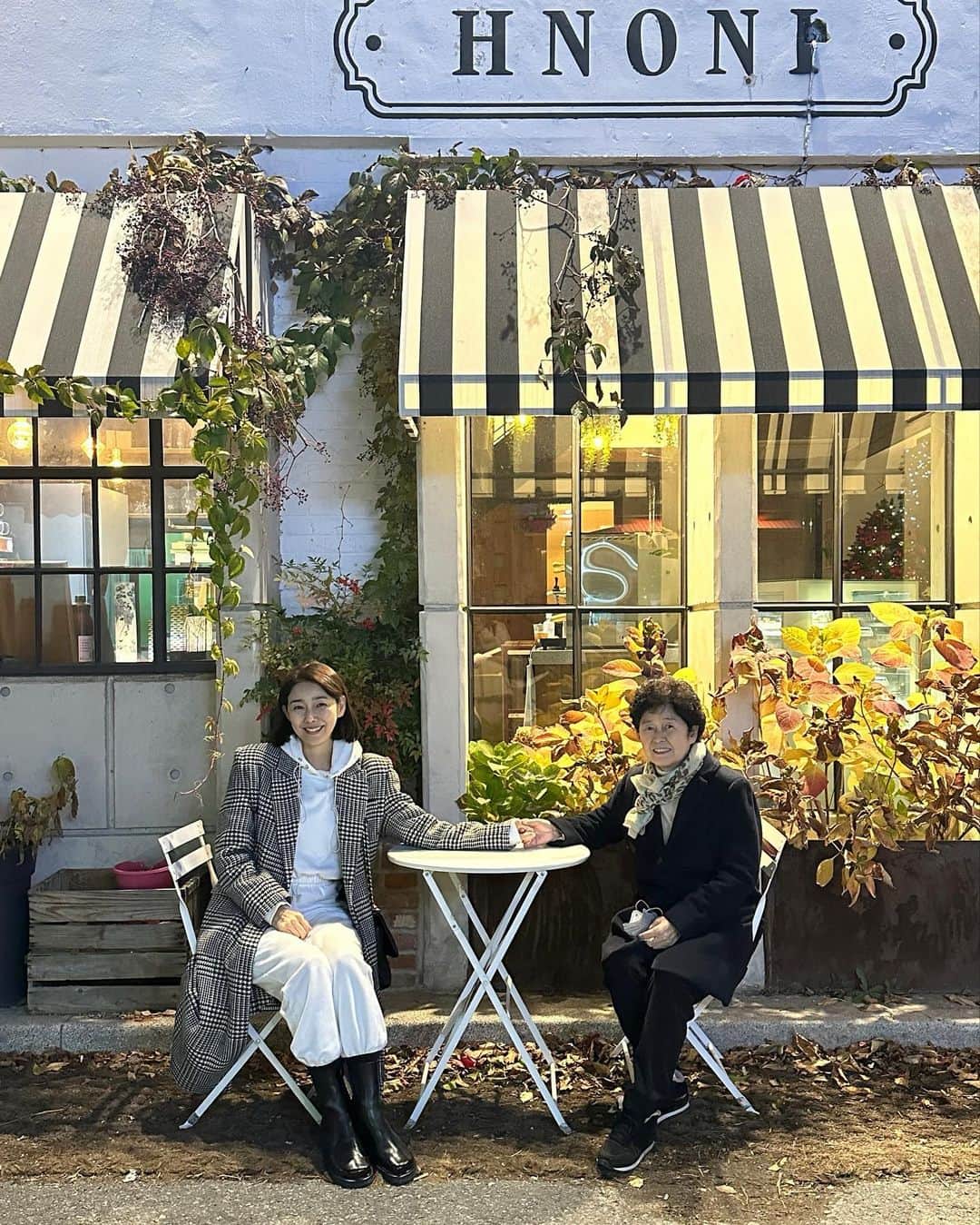 パク・タミのインスタグラム：「- 여러가지로 우리 가족에게 너무 힘들었던 2017년. 아.. 이렇게까지? 싶을만큼 매달 쏟아지는 비보들에 온 가족 슬픈 늪에서 괴로웠던 그해.  어려웠던 마음을 감사의 제목으로 고백하게 될만큼 시간이 꽤 흘렀는데, 7년째 지병을 너무 잘 이겨내주고 있는 늘 밝고 긍정적인 나의 엄마가 열흘전 갑자기 온 약 부작용으로 몇일을 못견디시는 상황들. 앞이 캄캄하고 무섭고 눈물만 나고..   ‘하나님 저 엄마 없음 안돼요..’  며칠 아무것도 못 먹고 기운없어하신 정도로도 난 휘청휘청.. 왜 그렇게 겁이 나던지..  엄마의 체력이 조금 올라오자마자 모시고 오늘 전주 병원으로. 좋은 의사 선생님이 계시다하니 그게 어디든 가야하고. 갈 수 있는 곳 있어서 감사하고.  엄마, 아빠 두분 치료후 호텔 들어와 잠시 쉬고, 엄마와 단둘이 늦은 한옥마을 돌면서 데이트. 가게 문들을 일찍이 닫아 곳곳 어두웠지만, 인적없는 길 오롯이 이곳 느낄 수 있어 좋았고.  ‘안무서워? 어두운데?’ ‘엄마, 난 하나도 안무서워~ 엄마랑 있잖아~' '엄마는 어두운게 무섭더라.' '나는 지킬 상대가 있음 안무서워. 지금은 엄마 지켜야해서 나 아무것도 안무서워.’  전주. 어쩌다 우리 셋 전주 여행중🤍  갑자기 사진 부탁했는데 친절하게 찍어주신 분들 감사해요. 덕분에 추억이 담겼어요^^」