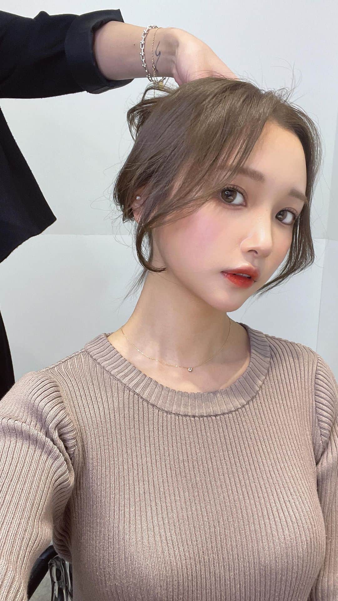 ナカシオのインスタグラム：「保存を必ずお願い致します 顔まわりのこだわりがあるので 必ず可愛くなります カウンセリングの際に 【カラー・仕上げ】僕があなたに合わせて必ず可愛くします お出かけ前に是非  #渋谷美容室 #くびれヘア#渋谷 #ワンホンヘア#顔周りカット、」