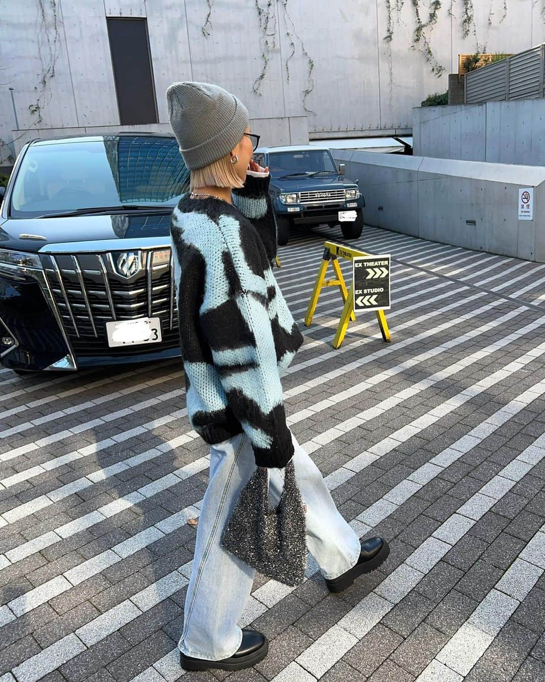 のインスタグラム：「.  このニットほんと好き🫶🩵 新作のアウターと合わせても可愛かった🥰 全身 @__segur.__ ✌️✌️  #冬コーデ#冬アウター#カジュアルコーデ#大人カジュアルコーデ#オトナカジュアルコーデ#ゆるコーデ#158cmコーデ#骨格ナチュラルコーデ#きょこ#30代ファッション#30代コーデ#ニットコーデ#デニムコーデ」