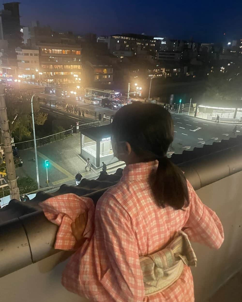 市川海老蔵 （11代目）さんのインスタグラム写真 - (市川海老蔵 （11代目）Instagram)「* In between rehearsals, my favorite place. Gotten so cold… feels nice💕  稽古の合間、  私の一番好きなところ、  寒くなったね、、  気持ちいいね💕  #市川團十郎白猿 #市川海老蔵 #海老蔵  #市川新之助 #成田屋 #歌舞伎 #成長記録 #子育てぐらむ #子供のいる暮らし #子どものいる暮らし #子育て日記 #三千世界 #children #childphotography #daughter #son #ABKAI #ABMORI #ebizoichikawa #ebizo #kabuki #thunderparty #theater #theaterarts #actor #japan #classic」11月28日 20時15分 - ebizoichikawa.ebizoichikawa