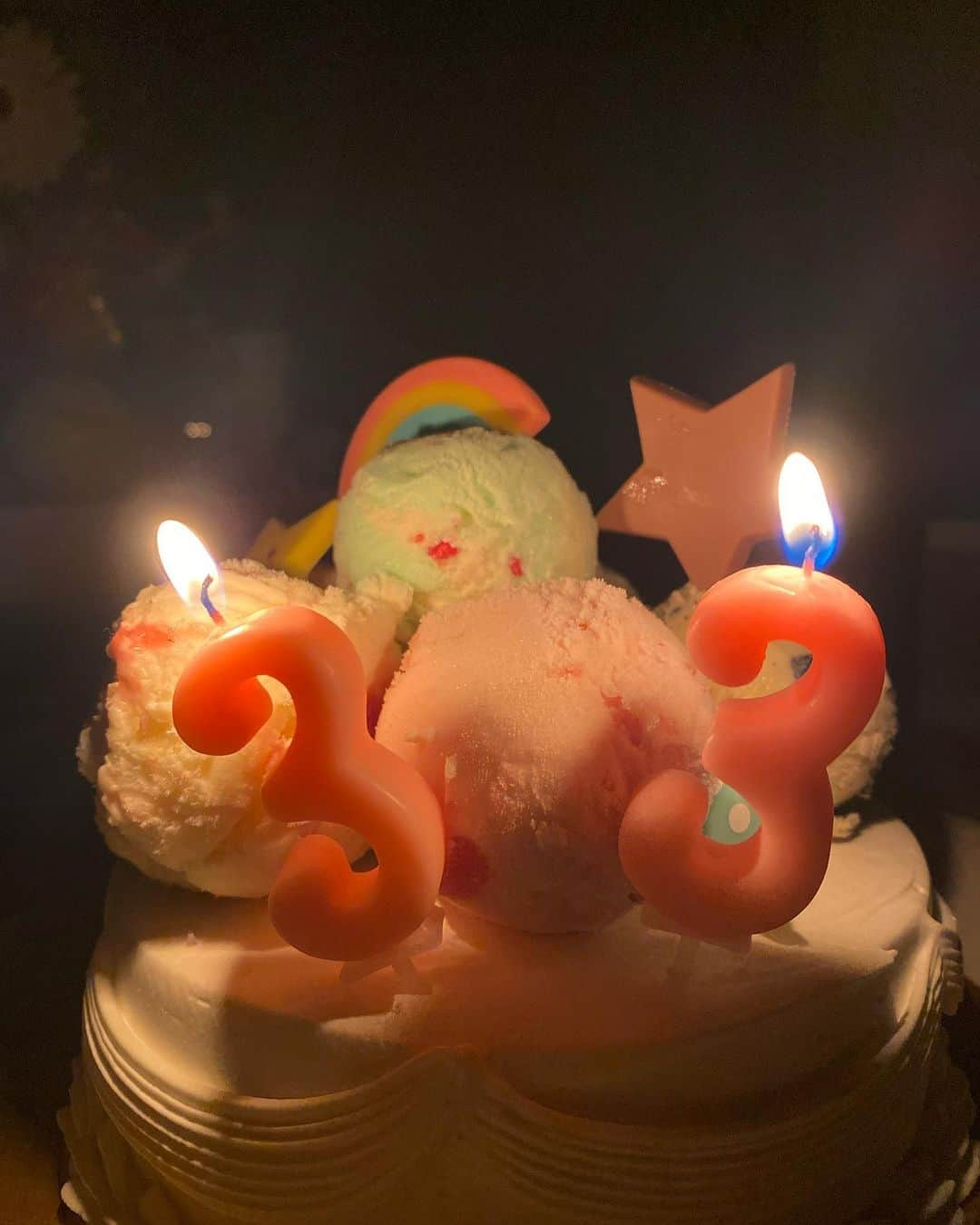 マリカさんのインスタグラム写真 - (マリカInstagram)「my birthday🎂  33歳になりましたー🫧 あっという間に30歳が 過ぎ去ってる気がする🫣  プレゼントでもらった アームウォーマーに合わせて 赤色差し色コーデ❤️  shirt @tommyhilfiger  sweater @uniqlo_jp  outer @emella_tokyo  arm @viviennewestwoodjapan   そして6枚目、 息子が選んでくれた⸜🌷︎⸝‍ 紫、ピンクは私が好きな色🩷💜 黄色は阪神らしい💛🐯笑  指輪もキラキラ折り紙で 作ってくれました💍 大事にしてたキラキラ折り紙で🥺 ありがとうよー😭  最近沢山普通折り紙で 指輪作ってるなーって思ったら 本番(キラキラ折り紙😂)の 練習やったみたいです💎  毎日ガミガミ言うたり ⚾️練習に厳しかったり 鬼おかんやけども🙏🙏🙏  これからも息子と一緒に 歳を重ねて成長出来たらなと 思っています✨  沢山の方に支えられ、 笑顔で溢れ、充実した32歳でした☀️🫧✨✨ フォロワーの皆様あっての私があります🥺 いつもありがとうございます🐰🤍  33歳のわたしもよろしくね🩷🩷   #アラサー  #アラサーコーデ  #マイバースデー  #birthday  #ママコーデ  #ハイトーン  #オン眉  #ハイトーンショート  #viviennewestwood  #差し色  #赤コーデ  #ootd  #coordinate」11月28日 20時15分 - marika_h1127