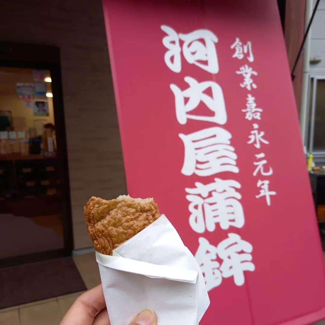 ぢゃいこさんのインスタグラム写真 - (ぢゃいこInstagram)「🍊愛媛の美味しいもん 🍜宇和島市民のソウルフード大介うどん🍜 🍰実家のケーキ屋が定休日だったけど、今回これだけは食べようと前日にお願いしてたシュークリーム 🍕父の手作りのピザ(生地には南瓜を練り込んだらしい)なんならピザ窯も手作り ※父のピザはチーズ少な目なので、スライスチーズをのせてオーブントースターで焼き直しました✌️ 🐟️少し前に話題になった愛媛のじゃこ天🤣 帰省したら必ず寄る河内屋蒲鉾さん。ここのあげ巻きが好き過ぎる♡ 今回は揚げたてのじゃこ天も頂きました😋フワフワでビックリ👀✨ 🍎宇和島市民なら全員が懐かしいと思うであろうカネキチパン🍞 🍪お土産には色んな種類の母恵夢を購入✨ まだまだ食べたいもんあったけど、時間が無さすぎた😢また帰省したら、めいっぱい食べよ!!!!!! #大介うどん #めん処だいすけ #河内屋蒲鉾 #じゃこ天 #あげ巻き #手作りピザ #ピザ窯 #カネキチパン #宇和島 #宇和島グルメ #宇和島土産 #愛媛グルメ #愛媛土産 #母恵夢 #ヨーデル  #宇和島ケーキ屋 #ぢゃいこ #吉本新喜劇ぢゃいこ #吉本新喜劇」11月28日 20時15分 - dyaimeshi