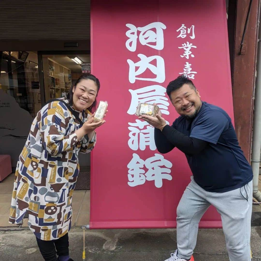 ぢゃいこさんのインスタグラム写真 - (ぢゃいこInstagram)「🍊愛媛の美味しいもん 🍜宇和島市民のソウルフード大介うどん🍜 🍰実家のケーキ屋が定休日だったけど、今回これだけは食べようと前日にお願いしてたシュークリーム 🍕父の手作りのピザ(生地には南瓜を練り込んだらしい)なんならピザ窯も手作り ※父のピザはチーズ少な目なので、スライスチーズをのせてオーブントースターで焼き直しました✌️ 🐟️少し前に話題になった愛媛のじゃこ天🤣 帰省したら必ず寄る河内屋蒲鉾さん。ここのあげ巻きが好き過ぎる♡ 今回は揚げたてのじゃこ天も頂きました😋フワフワでビックリ👀✨ 🍎宇和島市民なら全員が懐かしいと思うであろうカネキチパン🍞 🍪お土産には色んな種類の母恵夢を購入✨ まだまだ食べたいもんあったけど、時間が無さすぎた😢また帰省したら、めいっぱい食べよ!!!!!! #大介うどん #めん処だいすけ #河内屋蒲鉾 #じゃこ天 #あげ巻き #手作りピザ #ピザ窯 #カネキチパン #宇和島 #宇和島グルメ #宇和島土産 #愛媛グルメ #愛媛土産 #母恵夢 #ヨーデル  #宇和島ケーキ屋 #ぢゃいこ #吉本新喜劇ぢゃいこ #吉本新喜劇」11月28日 20時15分 - dyaimeshi