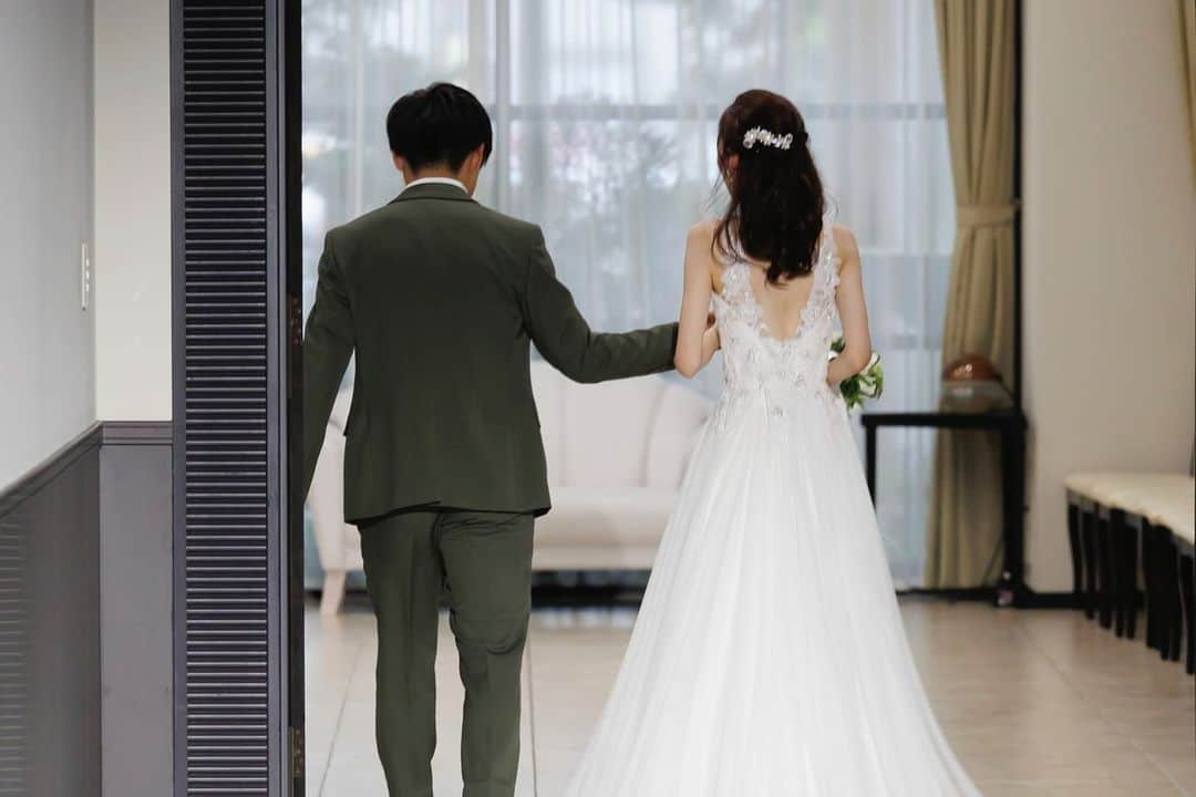 ラ セーヌ マリアージュ四日市さんのインスタグラム写真 - (ラ セーヌ マリアージュ四日市Instagram)「・ 10月ご結婚式の新郎新婦様 🐾 愛犬と一緒に過ごせる結婚式にしたい…！と ラセーヌマリアージュ四日市をお選びいただきました。  皆様をお出迎えする受付スペースはもちろん、ウェディングケーキや、デザートにも足跡を取り入れていただき、可愛らしいデザインに🌸🤍  また大人気のチャペル演出！ #リングドッグ も務めていただきました🌟  本日の投稿、スライドして要checkです！！  ________________________________________  ラセーヌマリアージュ四日市では、大切なご結婚式のお出迎え〜お見送りまで1日中愛犬とお過ごしいただけます。  ワンちゃん大好きなスタッフがお待ちしております！  お気軽に担当プランナーまでお申し付け下さいませ🐶✨  ________________________________________  #ワンちゃんと過ごす結婚式  #ペット婚  #ペットウェディング  #愛犬と結婚式   #ラセーヌマリアージュ四日市 #マリアージュウェディング    #三重平安閣グループ#披露宴#結婚式#披露宴レポ #ウェルカムスペース #チャペル#ウエディングドレス #2023秋婚#2023冬婚 #2024春婚#2024夏婚#2024秋婚 #ブライダルフェア #海外wedding #フォト婚#ウエディングフォト#東海プレ花嫁 #プレ花嫁#四日市結婚式場#四日市結婚式場ならマリアージュ #四日市フォトウェディング#四日市フォトスタジオ」12月1日 19時00分 - lascenemariage