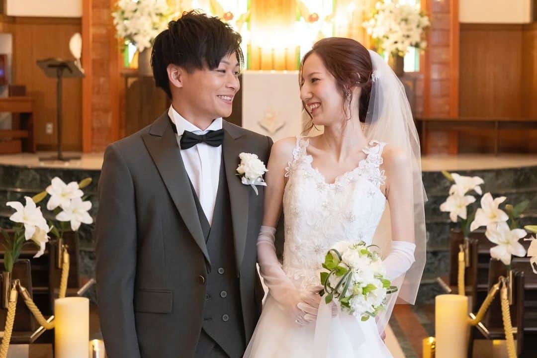 ラ セーヌ マリアージュ四日市さんのインスタグラム写真 - (ラ セーヌ マリアージュ四日市Instagram)「・ 10月ご結婚式の新郎新婦様 🐾 愛犬と一緒に過ごせる結婚式にしたい…！と ラセーヌマリアージュ四日市をお選びいただきました。  皆様をお出迎えする受付スペースはもちろん、ウェディングケーキや、デザートにも足跡を取り入れていただき、可愛らしいデザインに🌸🤍  また大人気のチャペル演出！ #リングドッグ も務めていただきました🌟  本日の投稿、スライドして要checkです！！  ________________________________________  ラセーヌマリアージュ四日市では、大切なご結婚式のお出迎え〜お見送りまで1日中愛犬とお過ごしいただけます。  ワンちゃん大好きなスタッフがお待ちしております！  お気軽に担当プランナーまでお申し付け下さいませ🐶✨  ________________________________________  #ワンちゃんと過ごす結婚式  #ペット婚  #ペットウェディング  #愛犬と結婚式   #ラセーヌマリアージュ四日市 #マリアージュウェディング    #三重平安閣グループ#披露宴#結婚式#披露宴レポ #ウェルカムスペース #チャペル#ウエディングドレス #2023秋婚#2023冬婚 #2024春婚#2024夏婚#2024秋婚 #ブライダルフェア #海外wedding #フォト婚#ウエディングフォト#東海プレ花嫁 #プレ花嫁#四日市結婚式場#四日市結婚式場ならマリアージュ #四日市フォトウェディング#四日市フォトスタジオ」12月1日 19時00分 - lascenemariage