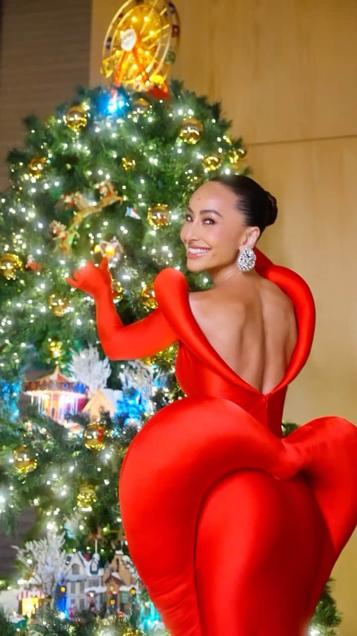 サブリナ・サトウのインスタグラム：「Que o brilho, a magia e a alegria do Natal continue nos trazendo momentos de amor e felicidade. 💫🥰 🎄 @sabrinaguimaraeschristmas」