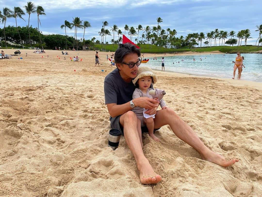 加藤章太郎のインスタグラム：「. 子供たちは遊びの天才！ コミュニケーション能力の高さにいつも驚かされます。 同じ言語を話さなくても楽しく遊べるし、しかもウチの娘はまだ話すことが出来ません👶👶👶  #hawaiitrip #hawaii #familytrip #vacation #aloha #lovedaughter❤ #kids」