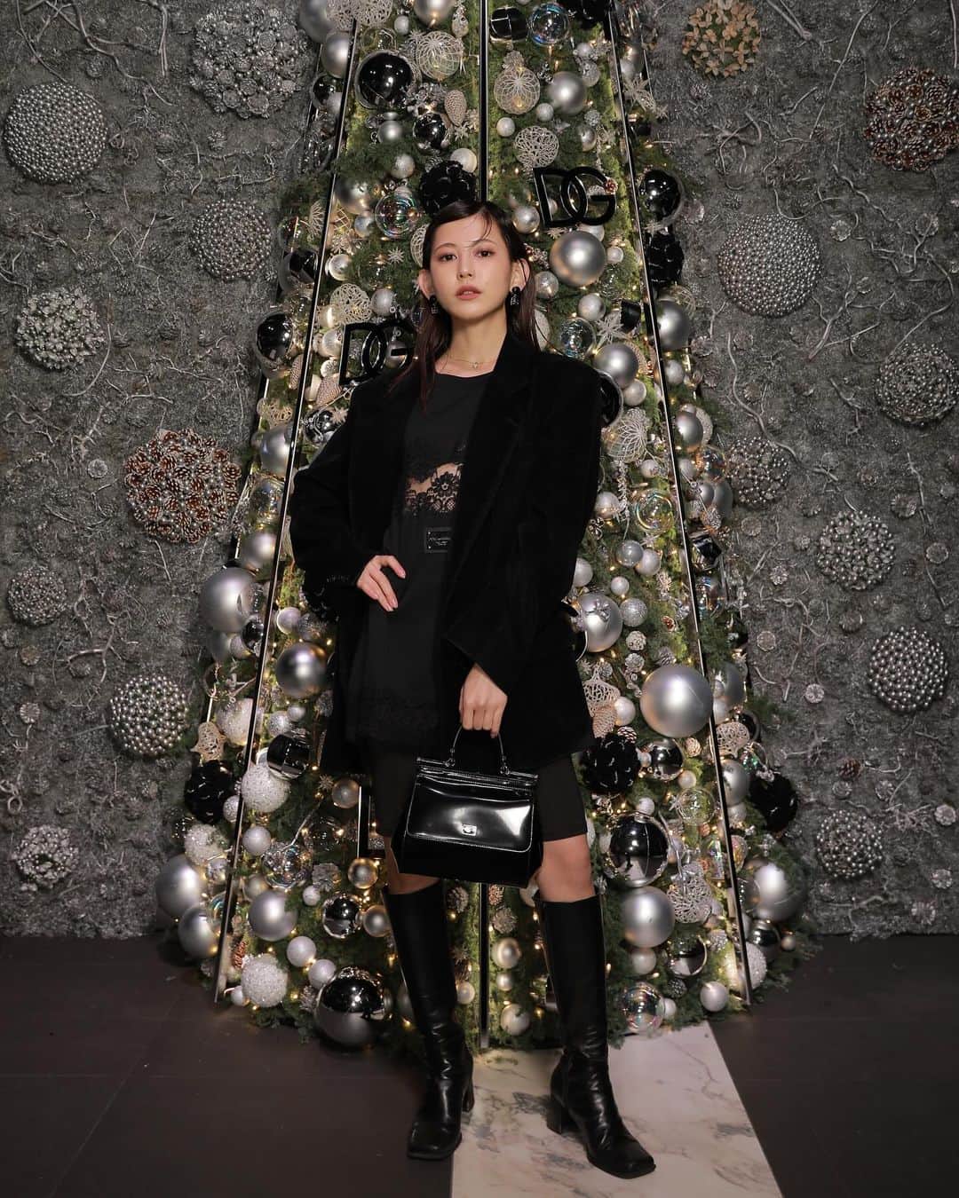 菅沼ゆり（ゆりっぱ）のインスタグラム：「Dolce & Gabbana HOLIDAY 2023👠🎄✨ ラグジュアリーなクリスマスムード漂う空間で @nicolaibergmann が手がけた 4mのツリーが美しすぎて圧巻でした  衣装のTシャツせくちーでかわいい:)  @dolcegabbana  #dolcegabbana #DGHolidays #ドルチェガッバーナ #DGホリデー   hair : @tsukieey」