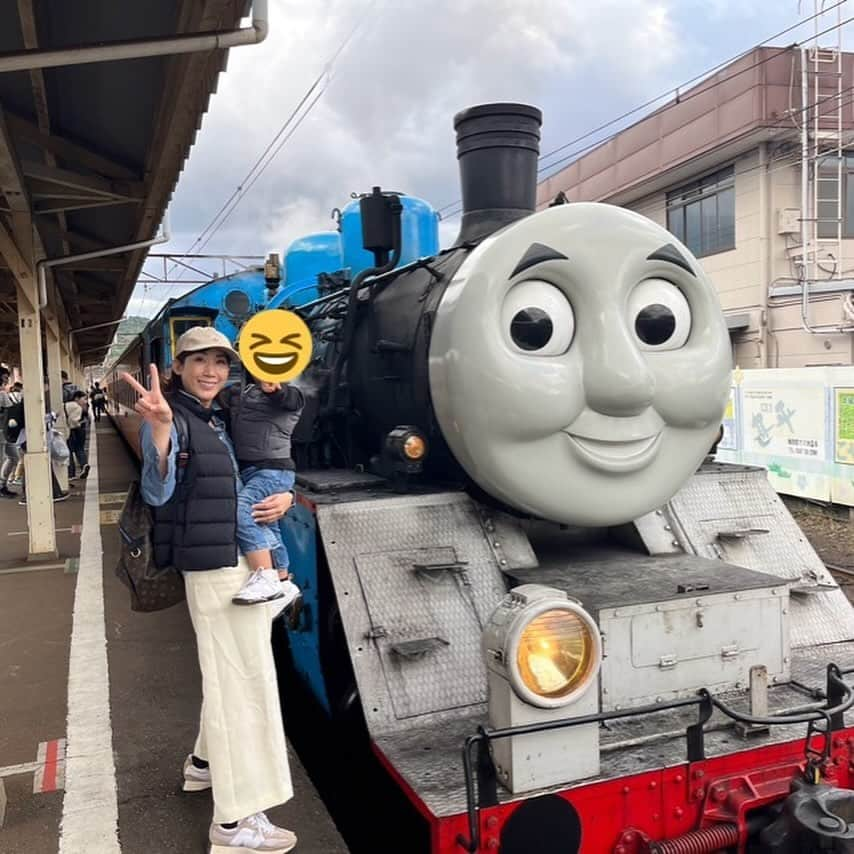 丹羽真由実のインスタグラム：「. 大井川鐵道 きかんしゃトーマス号に乗ってきました🚂 息子氏、大興奮😤😤😤 トーマスだけじゃなくて バスのバーティーや消防車のフリンもいたよ🚌🚒 写真や動画いっぱい撮りました😍  しかし、いざ乗ると、、、 「とーます、どこー？？」😅 そうだよねぇ、乗っちゃうとトーマス見えないよねぇ💦 それでも、動いているトーマスに 親も子も楽しめた乗車体験でした🚂  大井川鐵道やトーマス号については 鉄道アーティスト小倉沙耶さんが詳しく教えてくださいました🙏 @kokurasaya ありがとうございます❣️  また、今回の旅はお友達のHちゃんが 色々と手配してくれました🙏ありがとうー❣️❣️❣️ 皆さん、島田に行ったら平和タクシーをご利用下さい🚕  2枚目は、周りの皆さんが撮影しているので 私も慌てて撮ったんですが、これが連結というやつですか？ 次の日は、豊橋ののんほいパークで 大好きな恐竜を堪能しました🦖🦕  #大井川鐵道 #きかんしゃトーマス #トーマス #バーティー #フリン #子鉄 というほどでもないけどトーマス好き #子連れ旅行 #3歳男の子 #誕生日旅行 #連結 というやつですか？ #恐竜好き #恐竜 #愛知 #豊橋 #のんほいパーク」