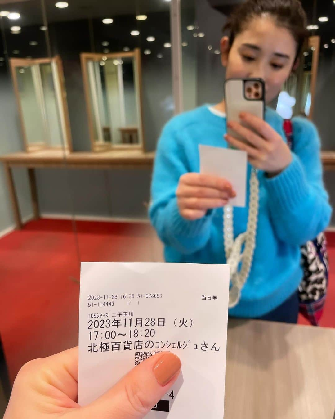 石田ひかりさんのインスタグラム写真 - (石田ひかりInstagram)「ひかりんご、映画館が大好き🍎 撮影が早く終わったら、すぐさま「近所の映画館」で検索📱 今日はお天気が本当に良かったので 映画はもったいないかなとも思ったのですが  ・鬼太郎誕生　ゲゲゲの謎 ・北極百貨店のコンシェルジュさん  2本観ました👁️🐻‼️ 今日はなんだかアニメの気分だったのれす。 シルバニアファミリーも観たかったな❣️  鬼太郎の強烈な余韻を薄めるのは迷ったのですが ほのぼの動物たちに癒されました☺️  映画ってほんとうにいいですねえ〜🥸  #鬼太郎誕生ゲゲゲの謎  #北極百貨店のコンシェルジュさん」11月28日 20時19分 - hikaringo0525