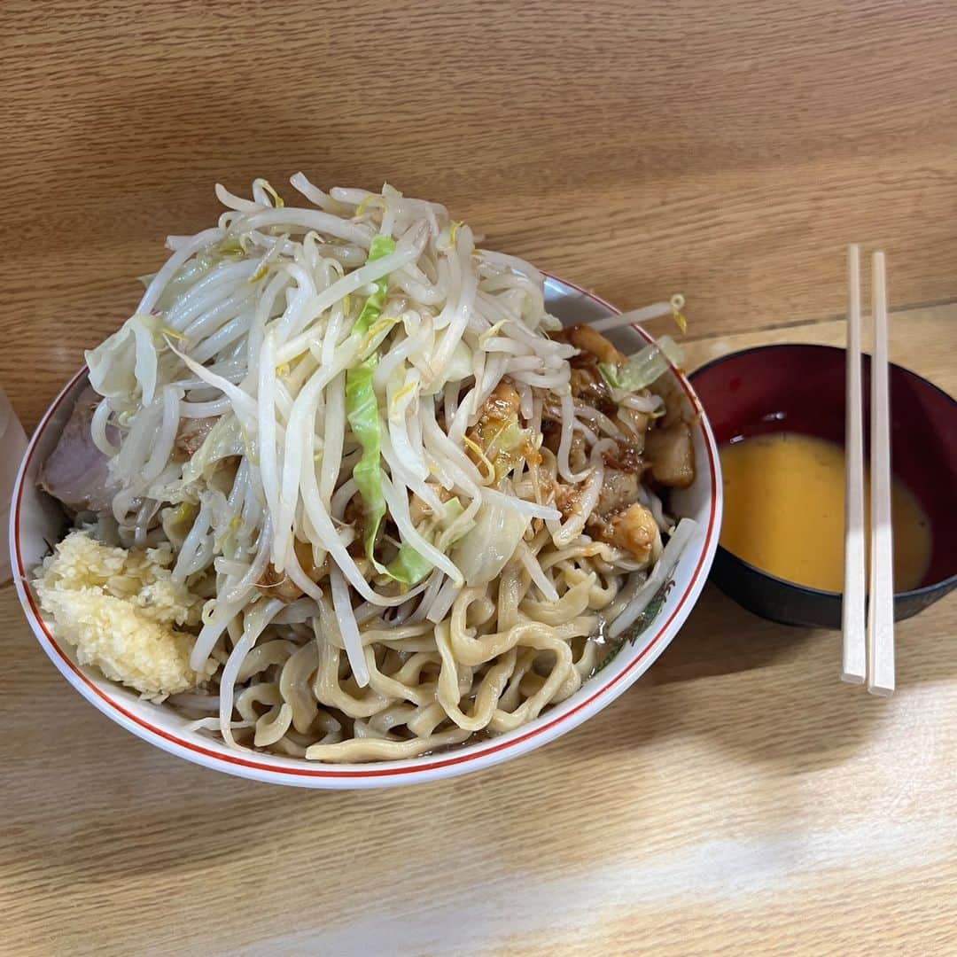 庄村聡泰のインスタグラム：「新代田二郎コーンポタージュ味噌ラーメン大盛り生卵」