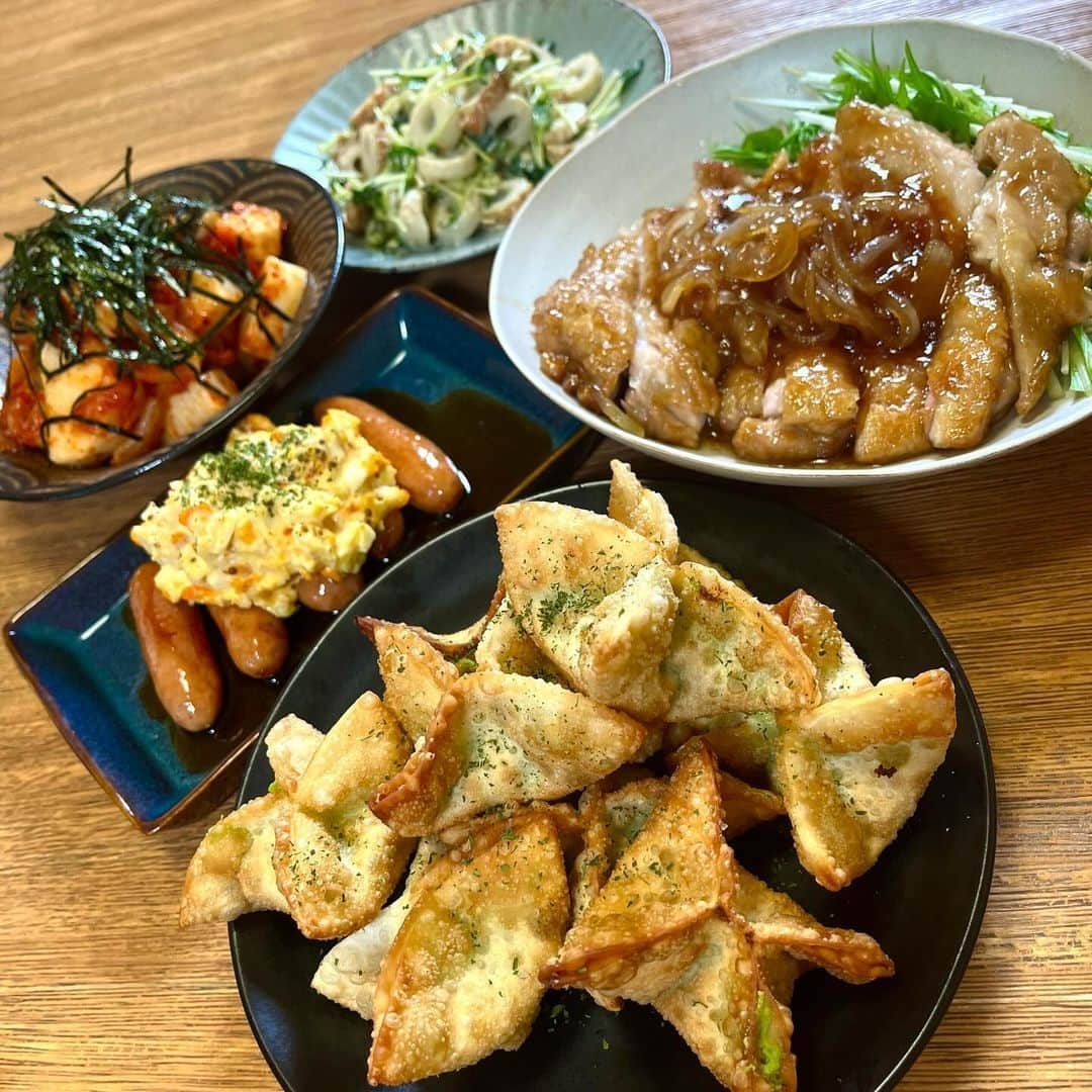 ぴーきちのインスタグラム：「【本日のおつまみ紹介】  みんなが食べたいうまいやつあった🤤？  menu🍽 ⚫︎長芋キムチ ⚫︎かいわれのうまいやつ ⚫︎アボカドクリームチーズ揚げ餃子 ⚫︎てりたまウインナー ⚫︎和風ジンジャーチキン  レシピはこちら⬇️  【長芋キムチ】 〈材料〉 長芋200g キムチ100g ごま油適量 きざみ海苔適量  〈作り方〉 ①長芋は皮を剥き、食べやすい大きさに切ります。 ②ボウルに①☆ごま油を混ぜます。 ③お皿に盛り付けて、海苔を乗せて完成です。  【かいわれのうまいやつ】 〈材料〉 かいわれ1パック ちくわ2本 A わさび小さじ1 マヨネーズ大さじ1 醤油少々  〈作り方〉 ①かいわれは半分に切ります。ちくわは小口切りにします。 ②ボウルに①とAを入れて混ぜる。  【アボカドクリームチーズ揚げ餃子】 〈材料〉 アボカド1個 クリームチーズ30g 塩・黒こしょう適量 マヨ大さじ1 餃子の皮適量 パセリ適量  〈作り方〉 ①ボウルにアボカド/クリームチーズ/塩・黒こしょう/マヨを入れて潰しながら混ぜます。 ②餃子の皮で①を包みます。 ③油でカラッと揚げます。 ④盛り付けてパセリを振って完成です。  【てりたまウインナー】 〈材料〉 ウインナー5本 卵1個 パセリ適量 A 醤油大さじ1 みりん大さじ1 砂糖大さじ1 B マヨネーズ大さじ1 粒マスタード小さじ1 塩こしょう少々  〈作り方〉 ①フライパンでウインナーを炒める。 ②Aを加えて煮詰めたら、お皿に盛る。 ③耐熱皿にたまごを割り入れてラップをして1分半レンチンする。（600W）Bを加えてよく混ぜる。 ⑤ウインナーの上に③をかけて、パセリを散らす。  【和風ジンジャーチキン】 〈材料〉 鶏もも肉1枚（250g） 塩こしょう適量 片栗粉適量 玉ねぎ（薄切り）1/4個 A しょうゆ大さじ1.5 お酒大さじ1 みりん大さじ1 お酢大さじ2 砂糖大さじ1 おろし生姜大さじ1  〈作り方〉 ①鶏肉はフォークで数カ所刺し、塩こしょうを振る。片栗粉を全体にまぶす。 ②フライパンに油を熱して、鶏肉を皮目からパリっ焼き目をつける。 ③肉を返して玉ねぎをサッと炒めたら、Aを加えて蓋をして2分ほど蒸し焼きにする。 ④蓋を取り、1分ほど煮詰めて完成。  ～～～～～～～～～～～～～～  レシピ本第二弾「おつかれごはん おかわり」作っちゃいました！ Amazonや楽天でチェックしてみてくださーーーーい🥰✨  #おつまみ  #おうち時間  #おうち居酒屋  #料理動画  #料理レシピ  #簡単レシピ  #簡単おつまみ  #おかず  #レシピ」