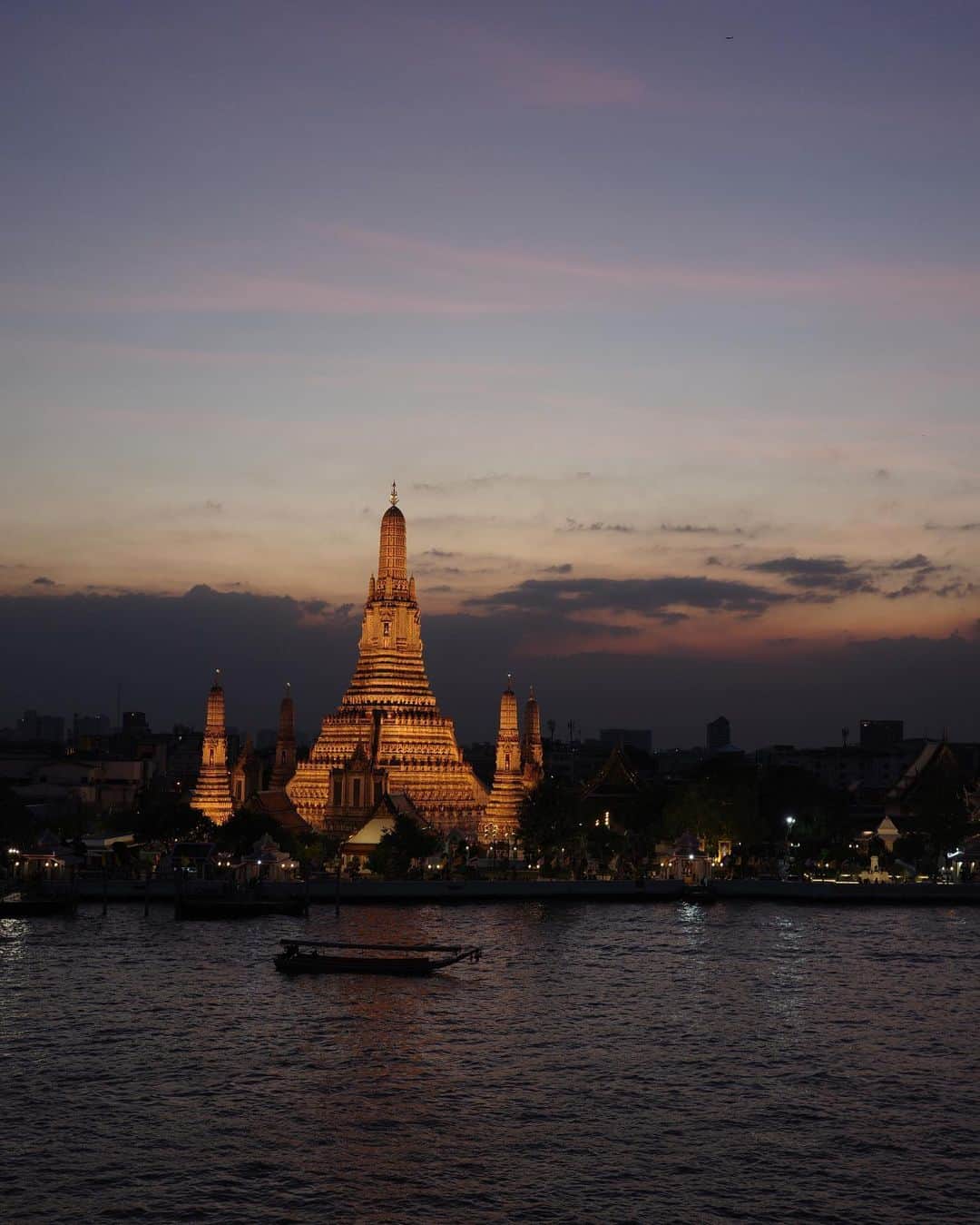 佐藤涼実のインスタグラム：「Wat Arun 美しきワットアルンが一望できる チャオプラヤ川沿いのダイニングバー"Amorosa"   西陽に照らされる時間帯は勿論のこと 夕暮れ時のライトアップも幻想的   世界は広いなーと改めて思いつつ ゆったりと流れる贅沢な時間に幸せを噛み締めた♡ #watarun」