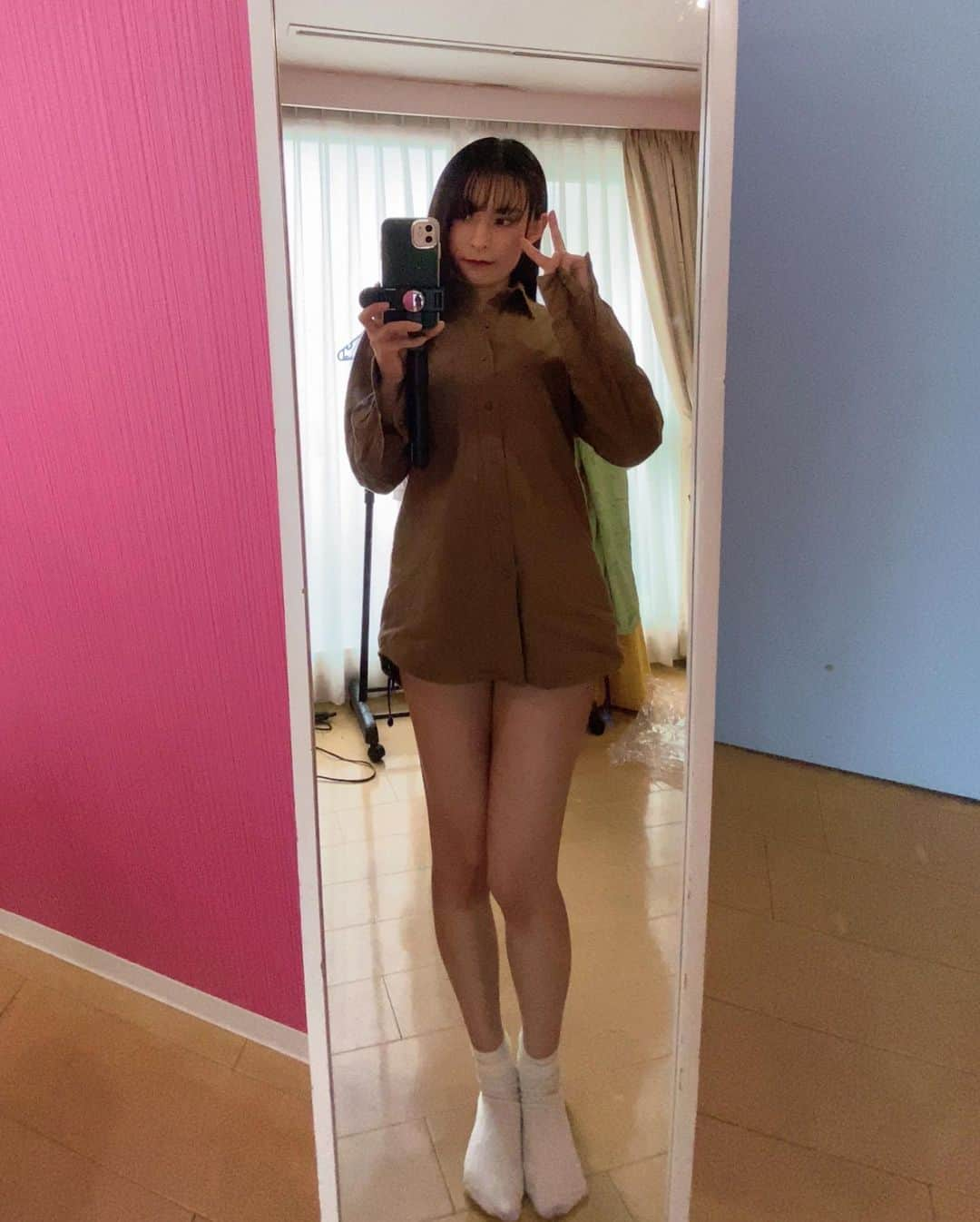 有栖川さつきさんのインスタグラム写真 - (有栖川さつきInstagram)「よく見ると等身がおかしい？🤔　  ┈┈┈┈┈┈┈ ❁ ❁ ❁ ┈┈┈┈┈┈┈┈  《 My Profile 》 名前 : 皆川彩月(みながわさつき) 職業 : グラビアアイドル・タレント 活動 : 撮影会、DVD、VR、メディア出演...etc 出身 : 千葉県 趣味 : 原付ツーリング、コスプレ、野球観戦  《 ハイライトには...？ 》  ◆会える日 撮影会など、直接"会える"イベント情報が 一目で確認できます！会えるよ💋  ◆作品情報 グラビアDVD、VR、撮り下ろしスチールなどの 情報や購入ページはこちらで見れます！  ◆SNS Twitter(X) / YouTubeの リンクをまとめてあります！ それぞれのSNSで異なる投稿をしています♡  お仕事のご依頼はメールor プロフィールURLからお願いします📫 (所属事務所 : セルワールドエンタテイメント)  ┈┈┈┈┈┈┈ ❁ ❁ ❁ ┈┈┈┈┈┈┈┈  #japanesemodel #japanesecosplayer #グラビアモデル #コスプレ女子 #スレンダー美人 #黒髪女子 #猫目女子  #彼シャツ風  #ふとももフェチ  #鏡越しショット」11月28日 20時23分 - satsukidayo55