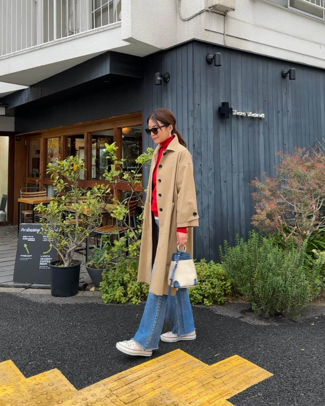 ei0601meさんのインスタグラム写真 - (ei0601meInstagram)「🧸❤️ ・ ・ ・ ・ ・ #ohga #ayakobag #sloane #madisonblue #denim #converse #トレンチコート #デニムコーデ #シンプルコーデ #大人カジュアル #きれいめカジュアル #ベーシックコーデ #スローン #マディソンブルー #アラフォーコーデ #アラサーコーデ #40代コーデ #30代コーデ #コンバース #高身長コーデ #カラーニット #冬コーデ」11月28日 20時24分 - ei0601me