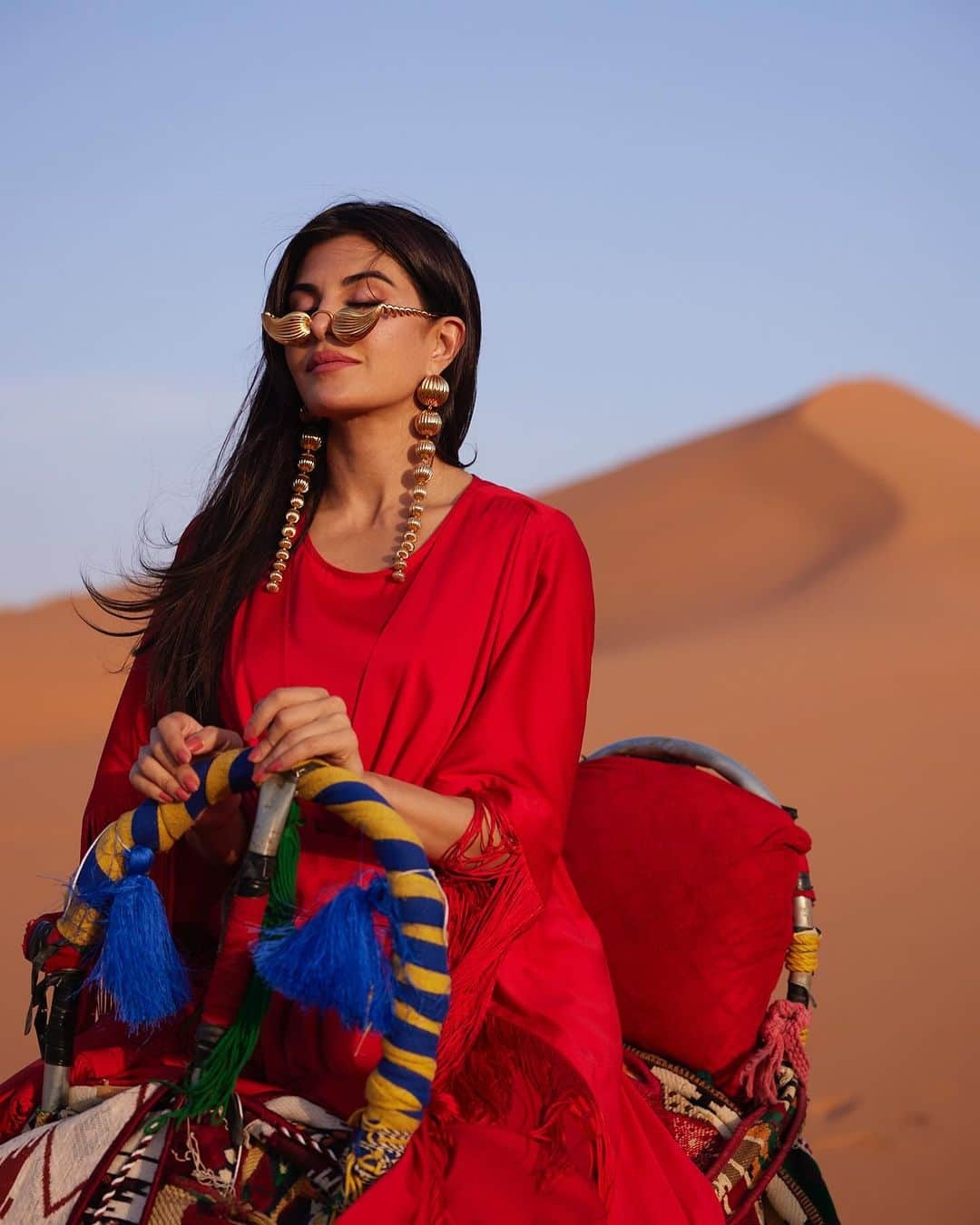 Jacqueline Fernandezさんのインスタグラム写真 - (Jacqueline FernandezInstagram)「Saudi Arabia!! My first trip to your beautiful country and I can’t get over the spectacular architecture, the rich culture and the warmth of the people ❤️❤️ this trip will forever remain special to me! Thank you for feeding me yummy local vegetarian food and teaching us about the rituals of Arabic coffee (my new favourite) ! Ma’ssalame 🧿🧿 #visitsaudi」11月28日 20時24分 - jacquelienefernandez