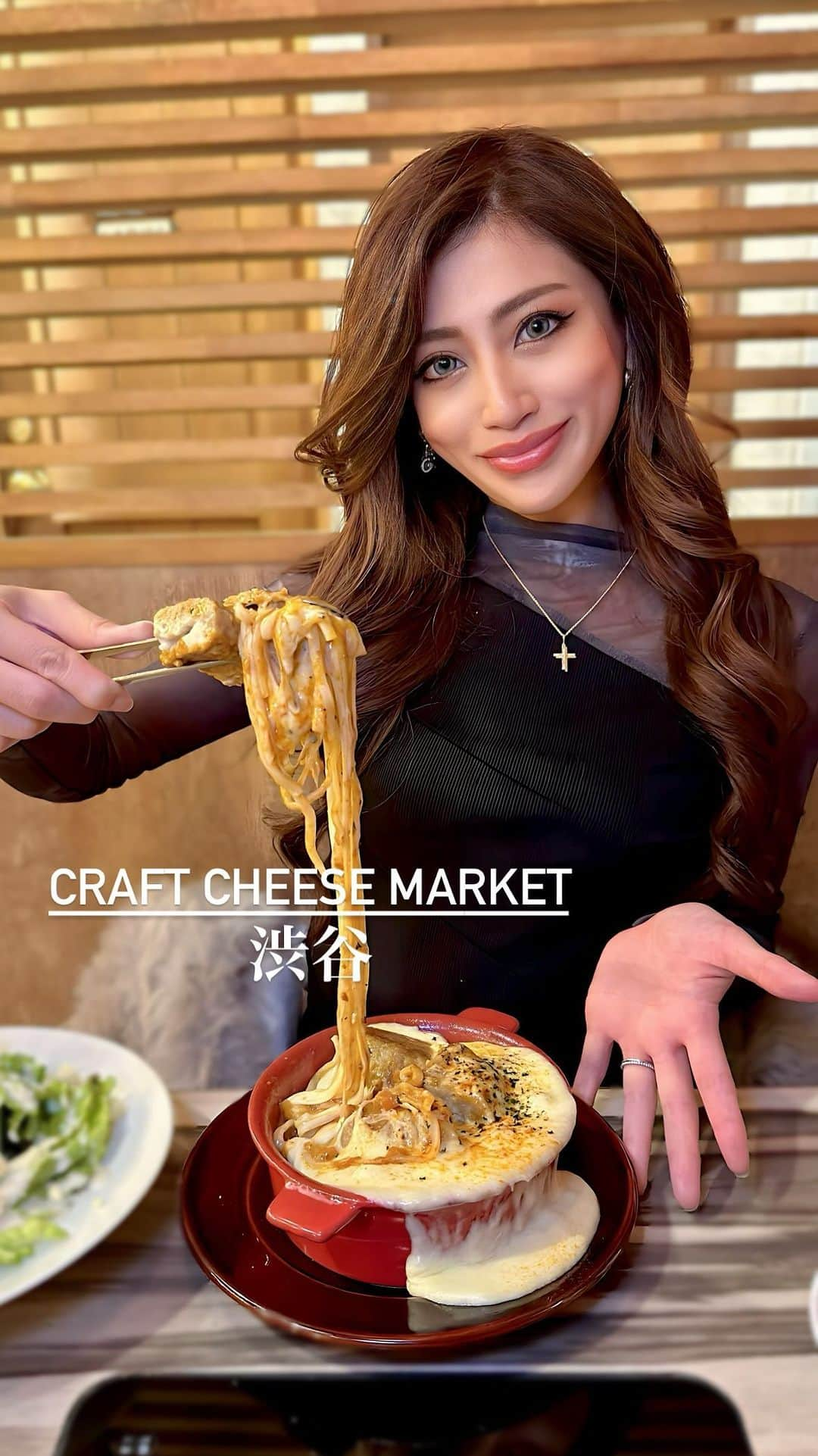 YURIKAのインスタグラム：「🧀  📍渋谷『CRAFT CHEESE MARKET』 @ccm_shibuya  チーズ好きには堪らない❤️  溶岩チーズハンバーグミートパスタ🍝  ハンバーグを切ると 中から溢れる肉汁とチーズ！ ミートソースと肉の旨み、チーズが もちもちのパスタと絡み合って美味しい✨  塩味のある濃厚なチーズは お皿から溢れるほどのボリュームで お腹いっぱいになります✨  チーズ専門店の ビジュ最強のSNS映えのメニュー 是非食べてみてねーっ🥰  #CRAFTCHEESEMARKET #渋谷チーズ #渋谷 #イタリアン #チーズ #チーズフォンデュ #取材協力 #PR」