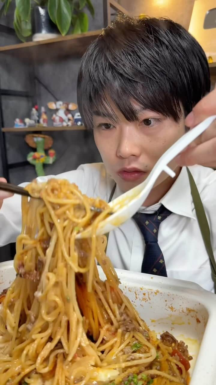 ぴーきちのインスタグラム：「パスタで晩酌でした✨  【ミートソースパスタ】 〈材料〉 合挽き肉300g たまねぎ1/2個 にんにく2かけ バター20g パスタ400g 赤ワイン200ml カマンベールチーズ1個 A トマト缶200g ケチャップ大さじ2 オイスターソース大さじ1 塩適量 コンソメ小さじ1 水400ml  〈作り方〉 ①たまねぎ/にんにくをみじん切りにする。 ②フライパンにオリーブ油を熱してひき肉を塩を振って炒める。 ③①を加えて火が通ったらワインを加えます。 ④煮詰めたらAを加えて沸いたらパスタを入れる。 ⑤水分がなくなってパスタがお好みの硬さに茹で上がったらカマンベールチーズとバターと入れて蓋をして蒸らす。粉チーズとパセリを散らす。  ～～～～～～～～～～～～～～～～～～～～～～～～～～～～～～～～～～  レシピ本第二弾「おつかれごはん おかわり」作っちゃいました！ Amazonや楽天でチェックしてみてくださーーーーい🥰✨  #おつまみ  #おうち時間  #おうち居酒屋  #料理動画  #料理レシピ  #簡単レシピ  #簡単おつまみ  #おかず  #レシピ」