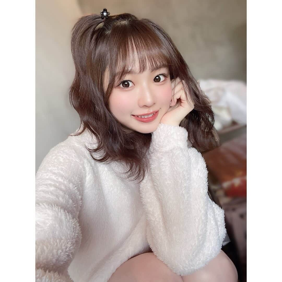 八伏紗世のインスタグラム：「今日もお疲れ様〜🐰💕💕💕  毎日寒すぎて凍えてる！！！笑⛄️ あっためて〜🥺🥺🥺🥺♡  先日〜パリジェンヌしてもらいに行きました〜🥰 まつ毛くりんくりんになった！！！！！ メイク時間も短縮出来て有り難いです❤️‍🔥 ありがとうございます︎💕 @une_fleur_yurika   #japanesegirl #ヘアアレンジ #ルームウェア#ルームウェア女子」