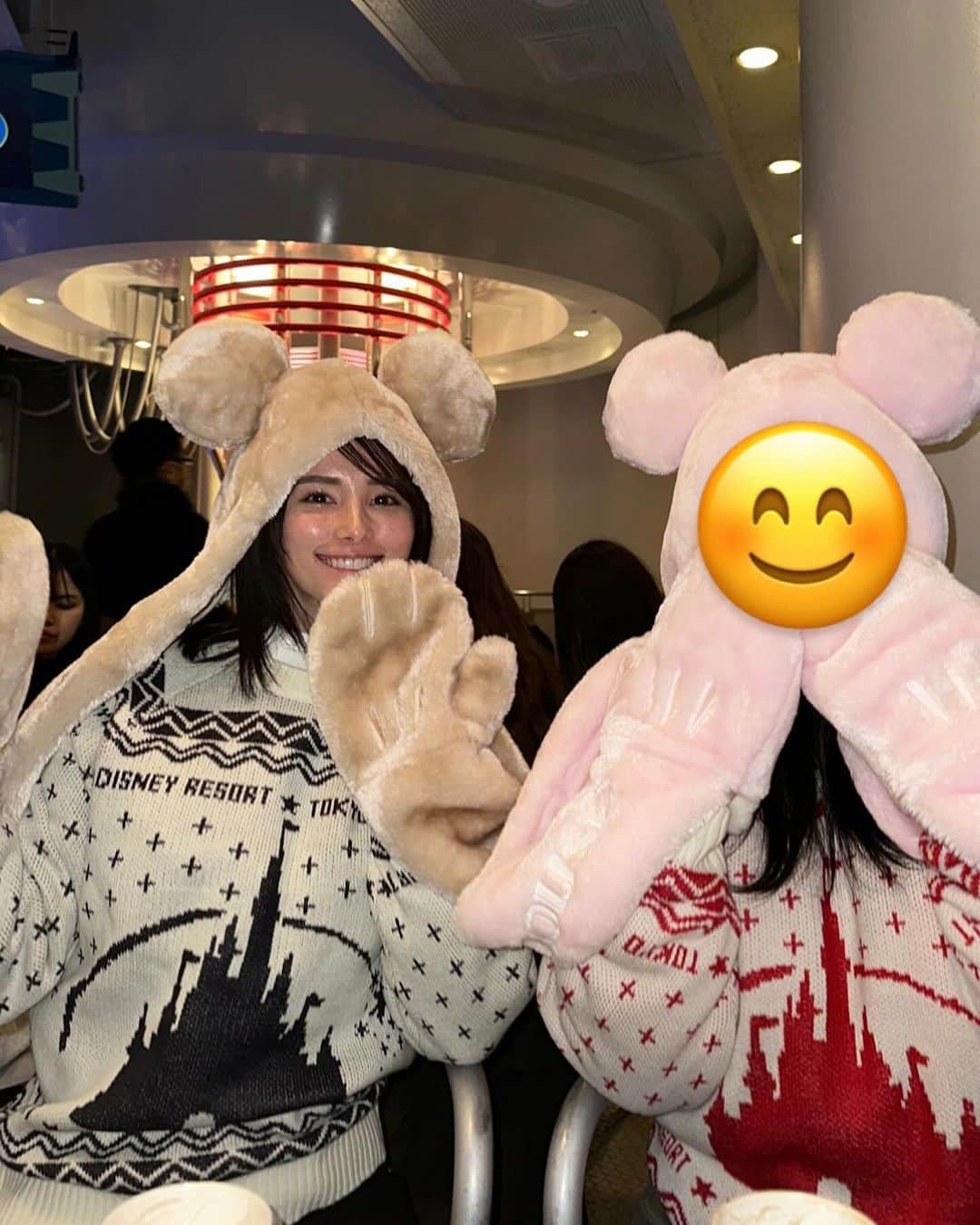 くるみのインスタグラム：「家族でDisneyland🏰❣️ お母さんとペアルック😆✌️」