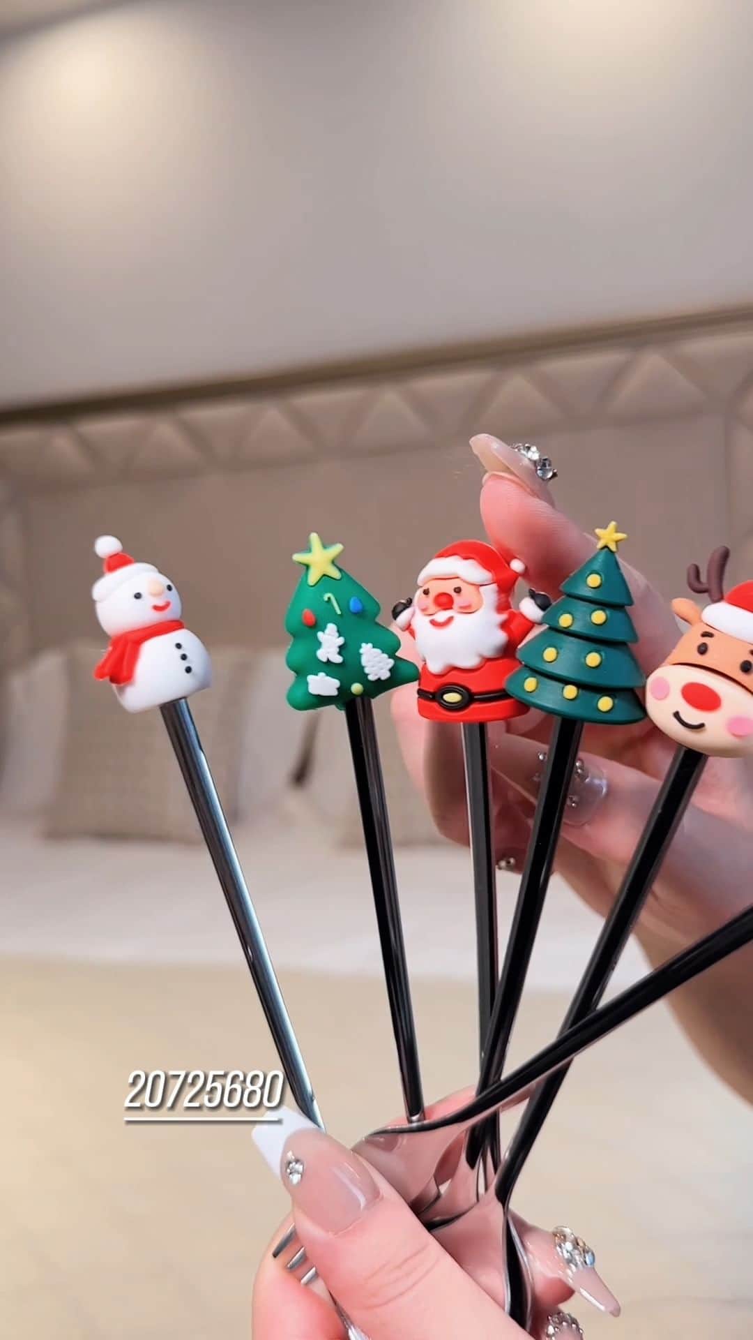 SHEINのインスタグラム：「DECK THE HAULS! 🛍️🎄 We're taking "home for the holidays" to a whole new level 🏡🎅❄️   🔎 23030986 25754034 22326506 23167121 23829947 25663200   #SHEIN #SHEINforAll #SHEINstyle #fashion #chic #saveinstyle」