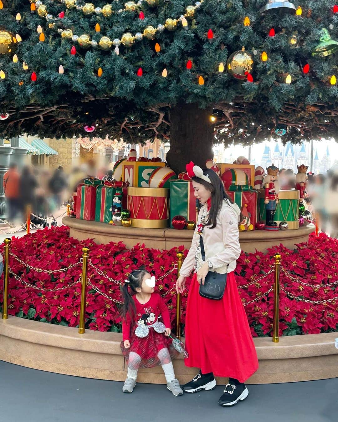 Nahoのインスタグラム：「🎄 今年もXmas Disneyへ  どこを歩いても 何を食べても Xmas仕様のディズニーが本当に可愛くて ワクワクしちゃいました🎅❤️  リルリンリンがどこかに居るだけで 可愛い〜！って思う💚  ベビーカーをもう出してないので 持っていきませんでしたが 9時間以上、元気に歩き走り回る娘の体力には わたしもびっくりした🐭  #クリスマスディズニー #子連れディズニー #3歳の女の子 #xmasdisney #🎄」