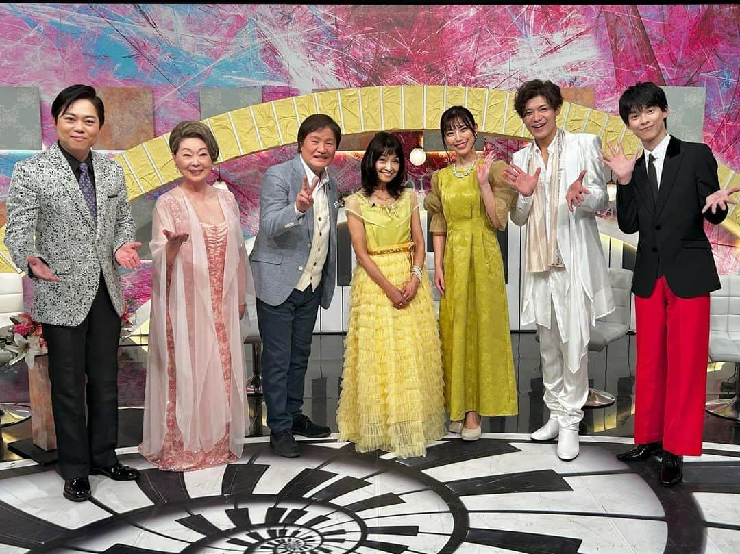 藤井香愛のインスタグラム：「このあと夜9時からはBS-TBS「名曲をあなたに うた恋！音楽会」がオンエアです⭐️ 皆さんの歌声にうっとり、感動、涙して最高な収録だったのでぜひ見ていただきたいです❤️ 最後はみんなで盛り上がって楽しかったな〜❣️ 3枚目はカワウソポーズで😉  感想待ってまーす✨  #うた恋　#由紀さおり さん　#三山ひろし さん #堀内孝雄 さん　#石川ひとみ さん　#新浜レオン さん　#原田波人 さん　#藤井香愛 #グループサウンズ #レジェンド　#夢告鳥　#徳間ジャパン　#演歌　#歌謡曲」