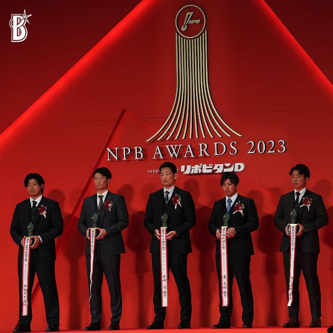 横浜DeNAベイスターズさんのインスタグラム写真 - (横浜DeNAベイスターズInstagram)「本日、『NPB AWARDS 2023 supported by リポビタンＤ』が行われ、横浜DeNAベイスターズからは、4選手が受賞！  【投手部門】 🏆#東克樹 選手が #最多勝利投手賞 ・ #勝率第一位投手賞 🏆#今永昇太 選手が #最多三振奪取投手賞 【打者部門】 🏆#牧秀悟 選手が #最多打点者賞 ・ #最多安打者賞 🏆#宮﨑敏郎 選手が #首位打者賞   ◾️東選手コメント 「今シーズン1年間先発ローテーションを守って、タイトルを2つ獲得できたことは嬉しく思います。また1年間投げきれるよう支えてくださった監督、コーチ、トレーナー、スタッフ、色々な方々に感謝したいです。その中でも野手の方々に助けていただいた試合もたくさんあり感謝の気持ちでいっぱいです。 まだシーズンは終わっていないので、しっかりと「2023 JERA クライマックスシリーズ セ」に向けて調整していきたいです」  ◾️今永選手コメント 「タイトルを獲ることもプロ野球の世界に入ってから目標にしていましたので、獲得することができうれしいです。このようなタイトルを獲得できたのは、バッテリーを組んだキャッチャーの方々やコーチ、アナリスト、スタッフの皆さんの支えがあったおかげだと思っています」  ◾️牧選手コメント 「この度、打点王というタイトルを獲得でき自分の中で1番意識していたタイトルなので凄く嬉しいですし更に、最多安打のタイトルを獲得できたことも凄く嬉しいです！ 2つのタイトルを獲得できたのも、選手、裏方さん、スタッフの方々の支えがあったからこそ獲得できたものだと思っています。 まだCSがありますので、ここぞという場面で打てるよう頑張っていきますし、来年も獲得できるように頑張っていきます！ 引き続き、熱い熱いご声援よろしくお願いします」  ◾️宮﨑選手コメント 「2回目となる首位打者のタイトルを獲得することができうれしく思います。いつも支えてくれた方々に感謝したいです。「2023 JERA クライマックスシリーズ セ」ではチームの勝利に貢献できる一打を多く放てるよう頑張ります。ファンの皆さま、引き続き熱いご声援よろしくお願いいたします」  #NPBアワード  #baystars」11月28日 20時31分 - baystars_official