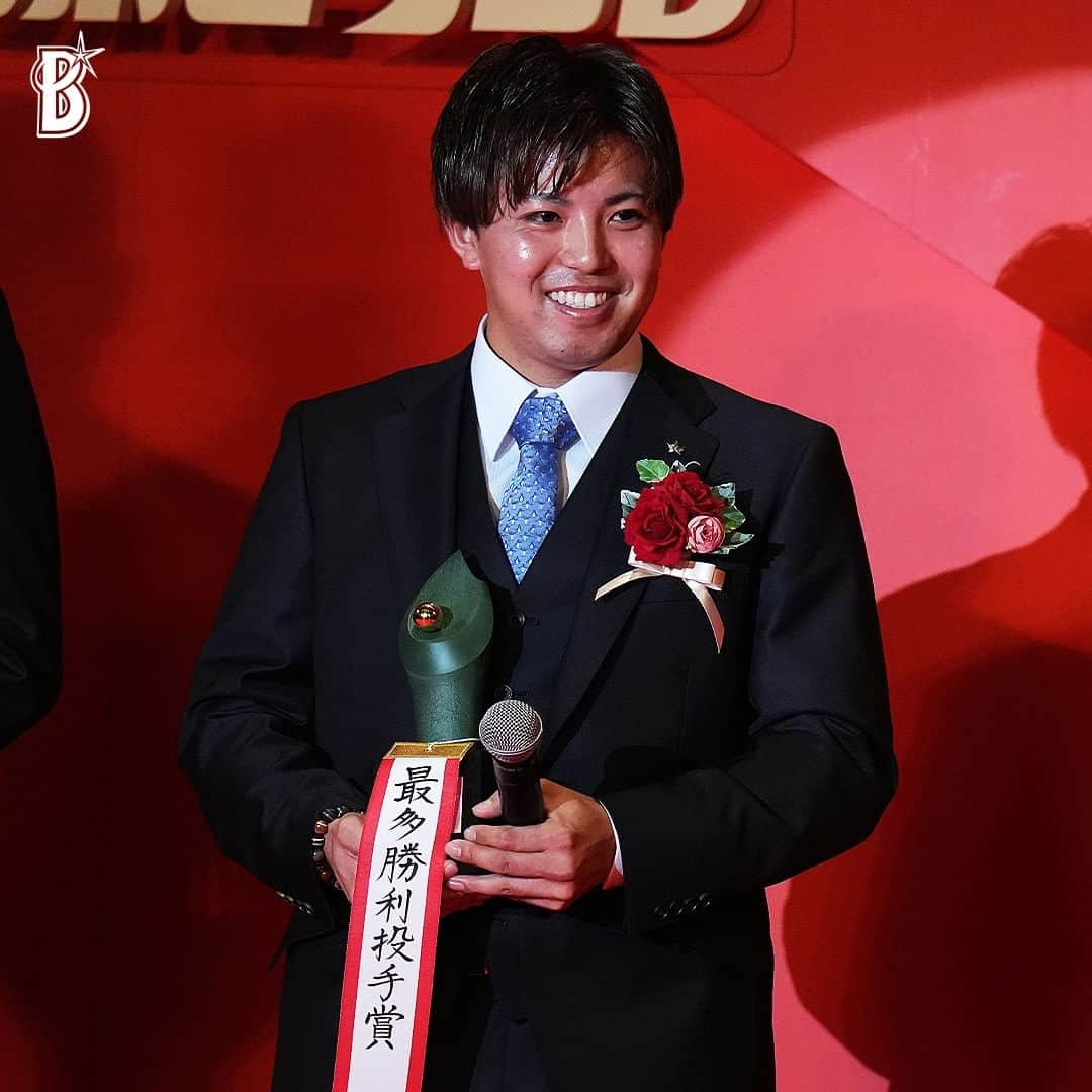 横浜DeNAベイスターズさんのインスタグラム写真 - (横浜DeNAベイスターズInstagram)「本日、『NPB AWARDS 2023 supported by リポビタンＤ』が行われ、横浜DeNAベイスターズからは、4選手が受賞！  【投手部門】 🏆#東克樹 選手が #最多勝利投手賞 ・ #勝率第一位投手賞 🏆#今永昇太 選手が #最多三振奪取投手賞 【打者部門】 🏆#牧秀悟 選手が #最多打点者賞 ・ #最多安打者賞 🏆#宮﨑敏郎 選手が #首位打者賞   ◾️東選手コメント 「今シーズン1年間先発ローテーションを守って、タイトルを2つ獲得できたことは嬉しく思います。また1年間投げきれるよう支えてくださった監督、コーチ、トレーナー、スタッフ、色々な方々に感謝したいです。その中でも野手の方々に助けていただいた試合もたくさんあり感謝の気持ちでいっぱいです。 まだシーズンは終わっていないので、しっかりと「2023 JERA クライマックスシリーズ セ」に向けて調整していきたいです」  ◾️今永選手コメント 「タイトルを獲ることもプロ野球の世界に入ってから目標にしていましたので、獲得することができうれしいです。このようなタイトルを獲得できたのは、バッテリーを組んだキャッチャーの方々やコーチ、アナリスト、スタッフの皆さんの支えがあったおかげだと思っています」  ◾️牧選手コメント 「この度、打点王というタイトルを獲得でき自分の中で1番意識していたタイトルなので凄く嬉しいですし更に、最多安打のタイトルを獲得できたことも凄く嬉しいです！ 2つのタイトルを獲得できたのも、選手、裏方さん、スタッフの方々の支えがあったからこそ獲得できたものだと思っています。 まだCSがありますので、ここぞという場面で打てるよう頑張っていきますし、来年も獲得できるように頑張っていきます！ 引き続き、熱い熱いご声援よろしくお願いします」  ◾️宮﨑選手コメント 「2回目となる首位打者のタイトルを獲得することができうれしく思います。いつも支えてくれた方々に感謝したいです。「2023 JERA クライマックスシリーズ セ」ではチームの勝利に貢献できる一打を多く放てるよう頑張ります。ファンの皆さま、引き続き熱いご声援よろしくお願いいたします」  #NPBアワード  #baystars」11月28日 20時31分 - baystars_official