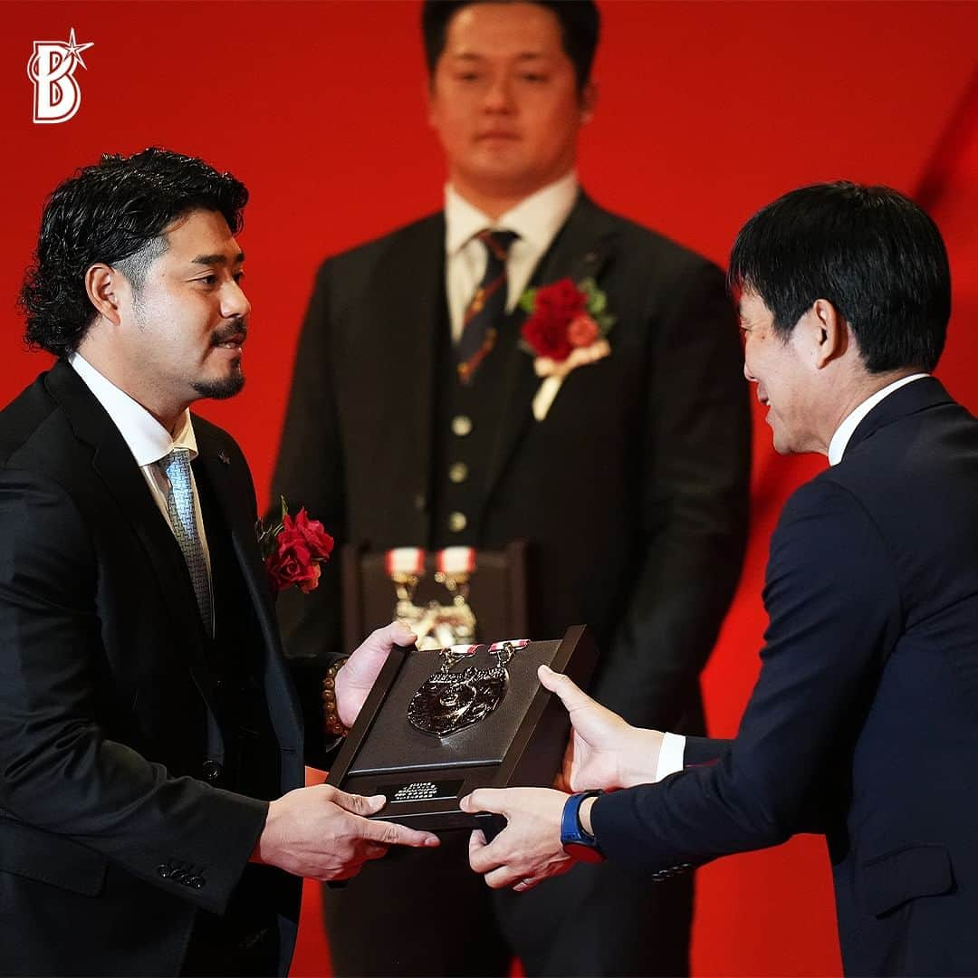 横浜DeNAベイスターズさんのインスタグラム写真 - (横浜DeNAベイスターズInstagram)「本日、『NPB AWARDS 2023 supported by リポビタンＤ』が行われ、横浜DeNAベイスターズからは、4選手が受賞！  【投手部門】 🏆#東克樹 選手が #最多勝利投手賞 ・ #勝率第一位投手賞 🏆#今永昇太 選手が #最多三振奪取投手賞 【打者部門】 🏆#牧秀悟 選手が #最多打点者賞 ・ #最多安打者賞 🏆#宮﨑敏郎 選手が #首位打者賞   ◾️東選手コメント 「今シーズン1年間先発ローテーションを守って、タイトルを2つ獲得できたことは嬉しく思います。また1年間投げきれるよう支えてくださった監督、コーチ、トレーナー、スタッフ、色々な方々に感謝したいです。その中でも野手の方々に助けていただいた試合もたくさんあり感謝の気持ちでいっぱいです。 まだシーズンは終わっていないので、しっかりと「2023 JERA クライマックスシリーズ セ」に向けて調整していきたいです」  ◾️今永選手コメント 「タイトルを獲ることもプロ野球の世界に入ってから目標にしていましたので、獲得することができうれしいです。このようなタイトルを獲得できたのは、バッテリーを組んだキャッチャーの方々やコーチ、アナリスト、スタッフの皆さんの支えがあったおかげだと思っています」  ◾️牧選手コメント 「この度、打点王というタイトルを獲得でき自分の中で1番意識していたタイトルなので凄く嬉しいですし更に、最多安打のタイトルを獲得できたことも凄く嬉しいです！ 2つのタイトルを獲得できたのも、選手、裏方さん、スタッフの方々の支えがあったからこそ獲得できたものだと思っています。 まだCSがありますので、ここぞという場面で打てるよう頑張っていきますし、来年も獲得できるように頑張っていきます！ 引き続き、熱い熱いご声援よろしくお願いします」  ◾️宮﨑選手コメント 「2回目となる首位打者のタイトルを獲得することができうれしく思います。いつも支えてくれた方々に感謝したいです。「2023 JERA クライマックスシリーズ セ」ではチームの勝利に貢献できる一打を多く放てるよう頑張ります。ファンの皆さま、引き続き熱いご声援よろしくお願いいたします」  #NPBアワード  #baystars」11月28日 20時31分 - baystars_official