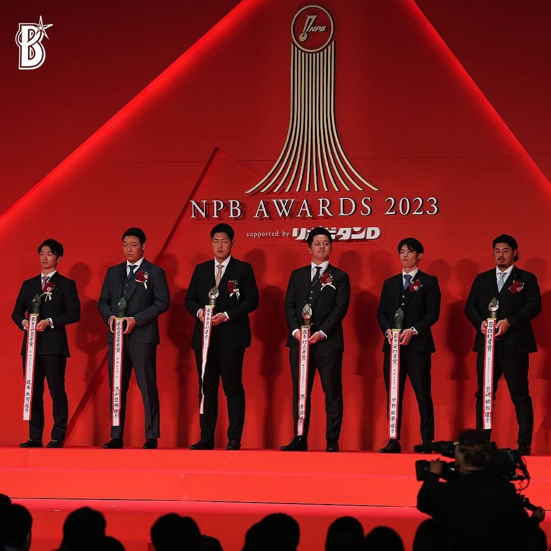 横浜DeNAベイスターズさんのインスタグラム写真 - (横浜DeNAベイスターズInstagram)「本日、『NPB AWARDS 2023 supported by リポビタンＤ』が行われ、横浜DeNAベイスターズからは、4選手が受賞！  【投手部門】 🏆#東克樹 選手が #最多勝利投手賞 ・ #勝率第一位投手賞 🏆#今永昇太 選手が #最多三振奪取投手賞 【打者部門】 🏆#牧秀悟 選手が #最多打点者賞 ・ #最多安打者賞 🏆#宮﨑敏郎 選手が #首位打者賞   ◾️東選手コメント 「今シーズン1年間先発ローテーションを守って、タイトルを2つ獲得できたことは嬉しく思います。また1年間投げきれるよう支えてくださった監督、コーチ、トレーナー、スタッフ、色々な方々に感謝したいです。その中でも野手の方々に助けていただいた試合もたくさんあり感謝の気持ちでいっぱいです。 まだシーズンは終わっていないので、しっかりと「2023 JERA クライマックスシリーズ セ」に向けて調整していきたいです」  ◾️今永選手コメント 「タイトルを獲ることもプロ野球の世界に入ってから目標にしていましたので、獲得することができうれしいです。このようなタイトルを獲得できたのは、バッテリーを組んだキャッチャーの方々やコーチ、アナリスト、スタッフの皆さんの支えがあったおかげだと思っています」  ◾️牧選手コメント 「この度、打点王というタイトルを獲得でき自分の中で1番意識していたタイトルなので凄く嬉しいですし更に、最多安打のタイトルを獲得できたことも凄く嬉しいです！ 2つのタイトルを獲得できたのも、選手、裏方さん、スタッフの方々の支えがあったからこそ獲得できたものだと思っています。 まだCSがありますので、ここぞという場面で打てるよう頑張っていきますし、来年も獲得できるように頑張っていきます！ 引き続き、熱い熱いご声援よろしくお願いします」  ◾️宮﨑選手コメント 「2回目となる首位打者のタイトルを獲得することができうれしく思います。いつも支えてくれた方々に感謝したいです。「2023 JERA クライマックスシリーズ セ」ではチームの勝利に貢献できる一打を多く放てるよう頑張ります。ファンの皆さま、引き続き熱いご声援よろしくお願いいたします」  #NPBアワード  #baystars」11月28日 20時31分 - baystars_official