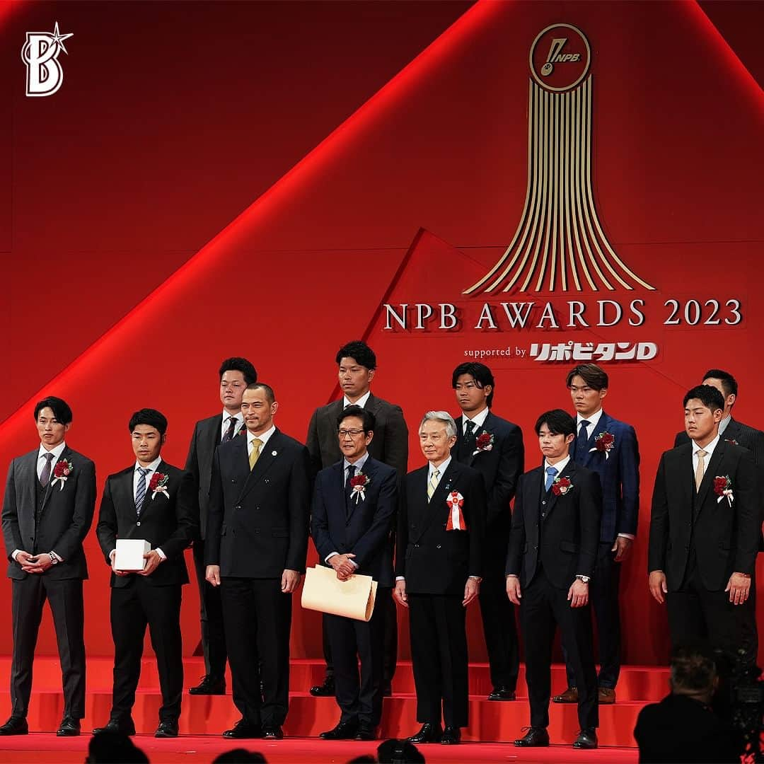 横浜DeNAベイスターズさんのインスタグラム写真 - (横浜DeNAベイスターズInstagram)「本日、『NPB AWARDS 2023 supported by リポビタンＤ』が行われ、横浜DeNAベイスターズからは、4選手が受賞！  【投手部門】 🏆#東克樹 選手が #最多勝利投手賞 ・ #勝率第一位投手賞 🏆#今永昇太 選手が #最多三振奪取投手賞 【打者部門】 🏆#牧秀悟 選手が #最多打点者賞 ・ #最多安打者賞 🏆#宮﨑敏郎 選手が #首位打者賞   ◾️東選手コメント 「今シーズン1年間先発ローテーションを守って、タイトルを2つ獲得できたことは嬉しく思います。また1年間投げきれるよう支えてくださった監督、コーチ、トレーナー、スタッフ、色々な方々に感謝したいです。その中でも野手の方々に助けていただいた試合もたくさんあり感謝の気持ちでいっぱいです。 まだシーズンは終わっていないので、しっかりと「2023 JERA クライマックスシリーズ セ」に向けて調整していきたいです」  ◾️今永選手コメント 「タイトルを獲ることもプロ野球の世界に入ってから目標にしていましたので、獲得することができうれしいです。このようなタイトルを獲得できたのは、バッテリーを組んだキャッチャーの方々やコーチ、アナリスト、スタッフの皆さんの支えがあったおかげだと思っています」  ◾️牧選手コメント 「この度、打点王というタイトルを獲得でき自分の中で1番意識していたタイトルなので凄く嬉しいですし更に、最多安打のタイトルを獲得できたことも凄く嬉しいです！ 2つのタイトルを獲得できたのも、選手、裏方さん、スタッフの方々の支えがあったからこそ獲得できたものだと思っています。 まだCSがありますので、ここぞという場面で打てるよう頑張っていきますし、来年も獲得できるように頑張っていきます！ 引き続き、熱い熱いご声援よろしくお願いします」  ◾️宮﨑選手コメント 「2回目となる首位打者のタイトルを獲得することができうれしく思います。いつも支えてくれた方々に感謝したいです。「2023 JERA クライマックスシリーズ セ」ではチームの勝利に貢献できる一打を多く放てるよう頑張ります。ファンの皆さま、引き続き熱いご声援よろしくお願いいたします」  #NPBアワード  #baystars」11月28日 20時31分 - baystars_official