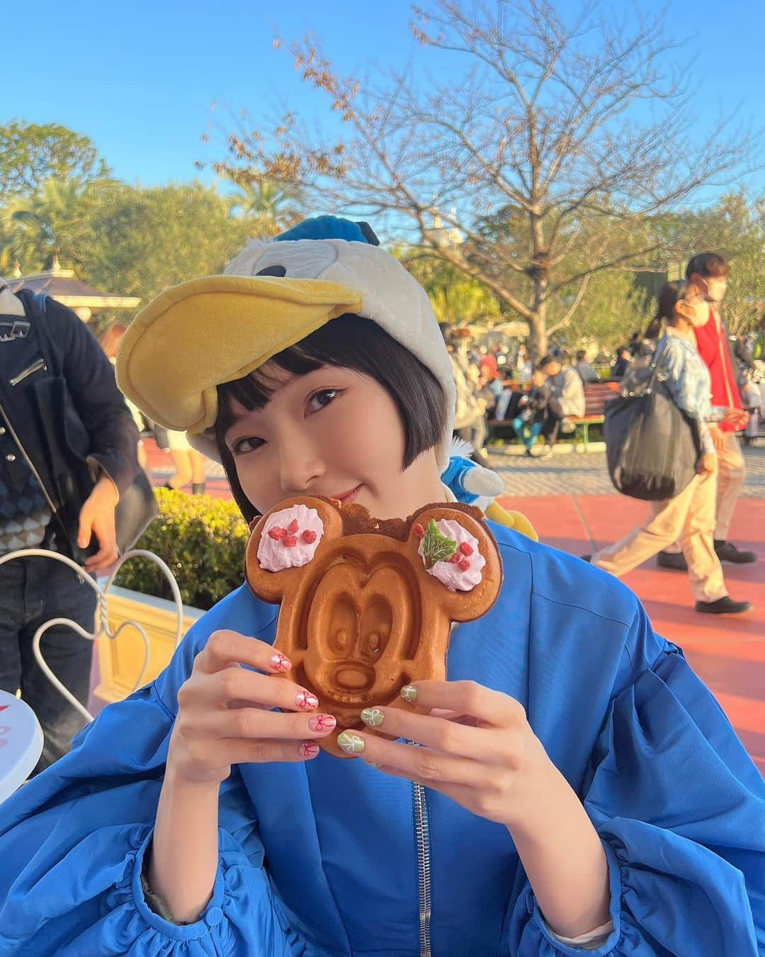 あさぎーにょさんのインスタグラム写真 - (あさぎーにょInstagram)「姉妹でドナルド&デイジーに!! Disneyland  Xmas🎄🎅 40anniversary🎂  さいっこー🎀！ ワッフル可愛すぎ♡♡♡ 1時間半並んだけど😉♡♡♡  #ディズニーランド#ディズニー #Disneyland#ディズニーコーデ」11月28日 20時32分 - asagiinyo