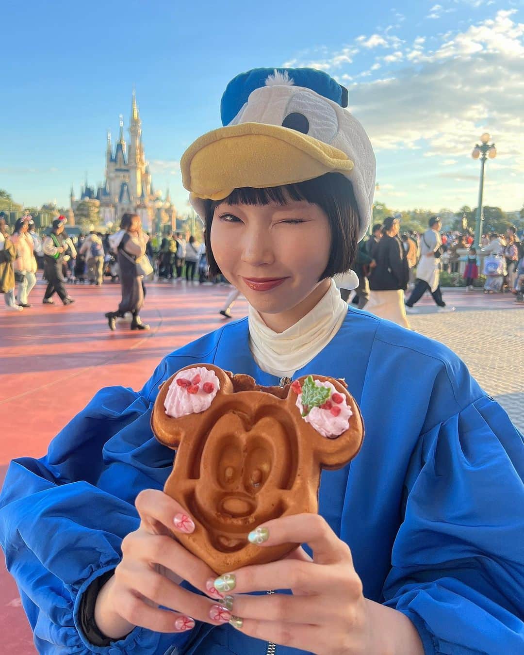 あさぎーにょのインスタグラム：「姉妹でドナルド&デイジーに!! Disneyland  Xmas🎄🎅 40anniversary🎂  さいっこー🎀！ ワッフル可愛すぎ♡♡♡ 1時間半並んだけど😉♡♡♡  #ディズニーランド#ディズニー #Disneyland#ディズニーコーデ」