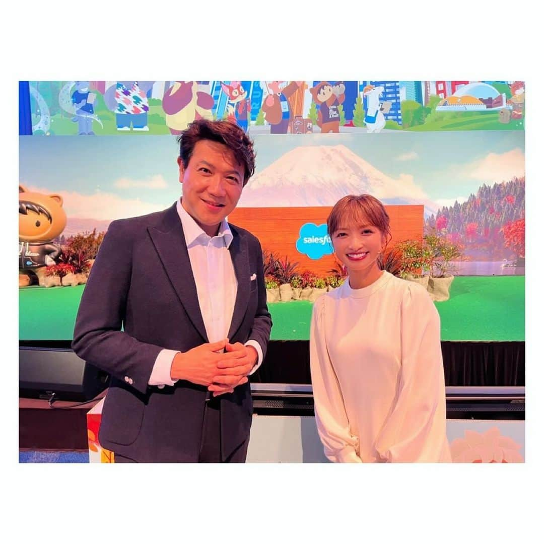 望月理恵のインスタグラム：「Salesforce world Tour Tokyo 1日目が終わりました！  「最後のセッションは別所哲也と考察 〜AIと共創する地域社会づくり」  でした。 AIと地方創生の相性は良く 人手不足、高齢化、過疎化、、 と言った課題をAIによって 救うことができる、未来の可能性の話を 聞き、希望が持てました！  別所さんがモデレーターで行われたセッション でしたが少しだけ私も絡ませて頂き、 楽しかったです！ 明日も様々なセッションが行われます。  そしてセールスフォース公式YouTubeチャンネルでは セッションのアーカイブだったり、 私のレポートが観られます！ ぜひ見逃したという方、ご覧ください。  さて、明日は二日目 会場にて、皆様をお待ちしております❣️  #salesforceworldtour  @salesforcejapan  #別所哲也さん #昔j-waveの番組 「東京コンシェルジュ」で6年間 ご一緒させて頂きました！ その時は私は別所さんをチーフと呼んでいました🤭 懐かしいですね。 ラジオが恋しい🥰」