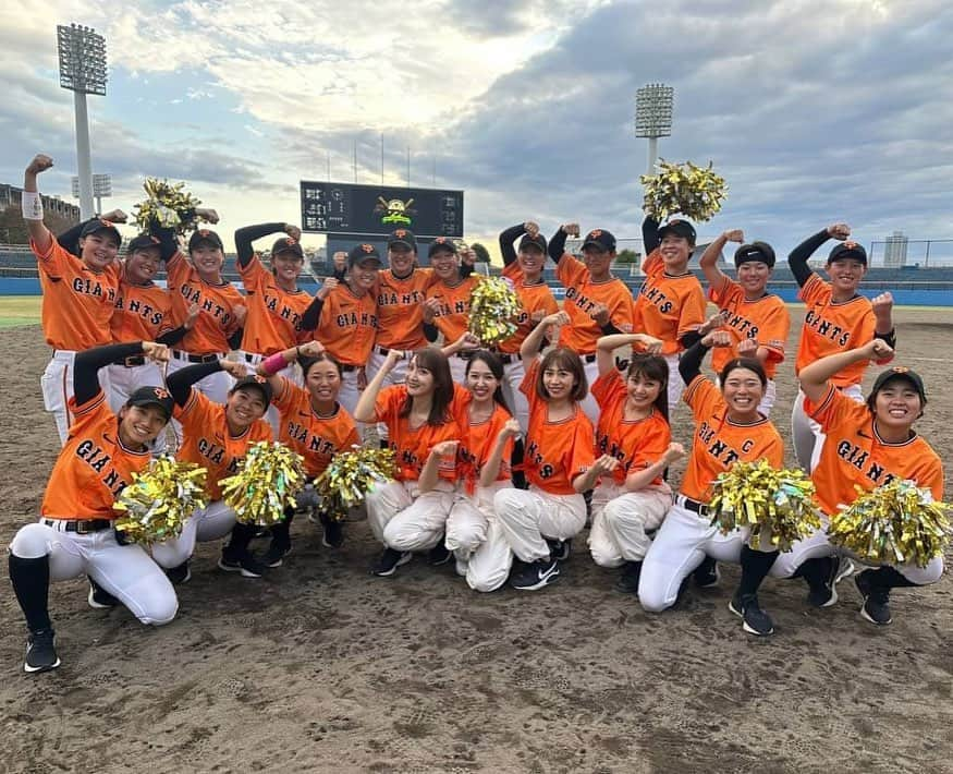 阿部智帆さんのインスタグラム写真 - (阿部智帆Instagram)「🐰🧡  この度、私たちVENUS OGチームは GIANTS 女子チームの虜になってしまったことを ここに ご報告いたします🤤  💓🤭💓  ハツラツとしたプレー⚾︎ 屈託のない笑顔と温かいお人柄 レジェンドOB選手へのリスペクト溢れる姿勢 試合後のベンチをお掃除する姿 チームの雰囲気の良さ‼︎‼︎  どこを切り取っても 本当に すべてが魅力的でした🥹🥹 来シーズン、応援に行くのが楽しみです🧡  📹美花のアクロを女子選手のみなさんが ベンチから盛り上げてくださってる声が入ってる😍嬉  あんなにも素敵なチームのみなさんと、 ご一緒させて頂けて光栄でした‼︎ ありがとうございました😊  #giants  #女子チーム #すき🫶  #ジャイアンツ祭り #完」11月28日 20時42分 - chiho_abe829