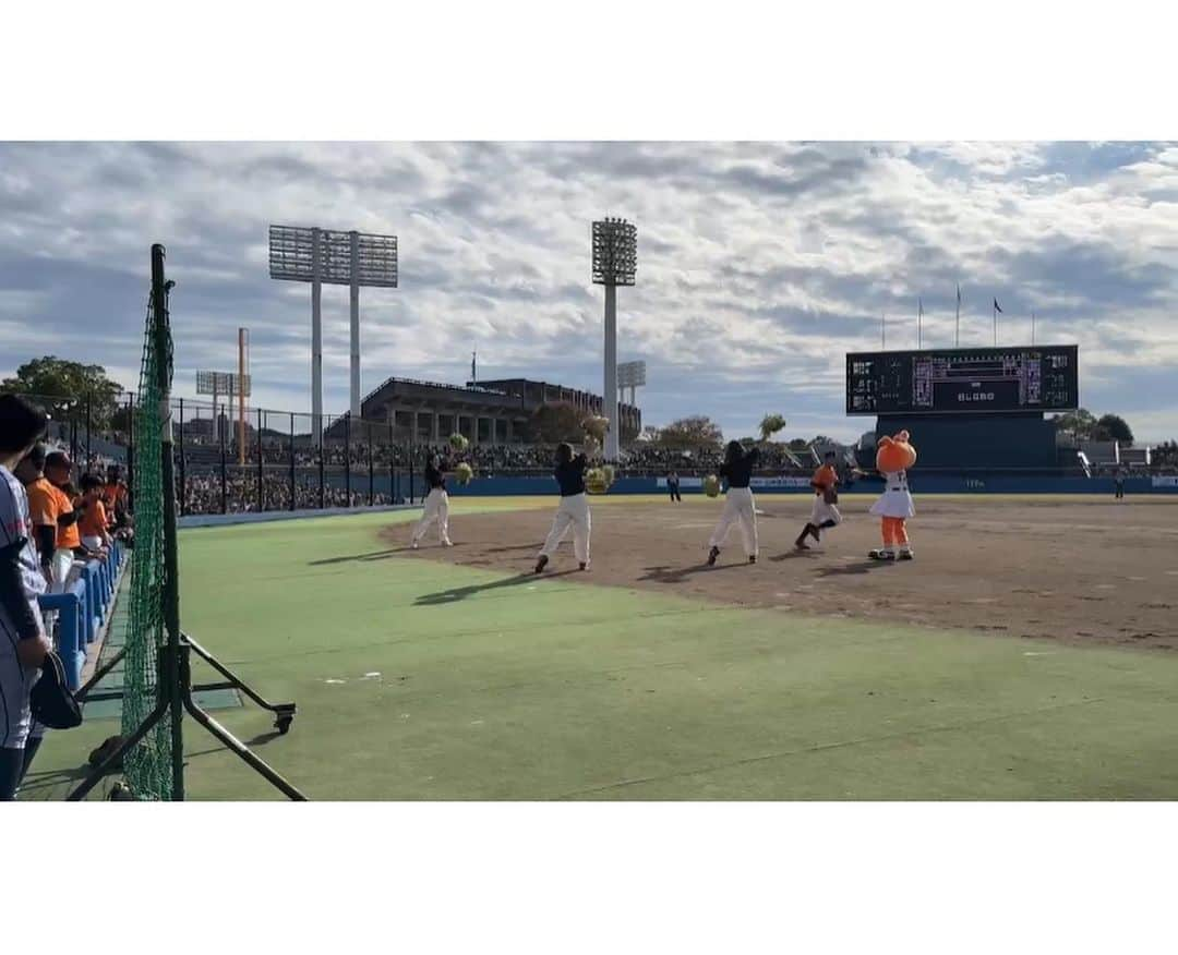 阿部智帆さんのインスタグラム写真 - (阿部智帆Instagram)「🐰🧡  この度、私たちVENUS OGチームは GIANTS 女子チームの虜になってしまったことを ここに ご報告いたします🤤  💓🤭💓  ハツラツとしたプレー⚾︎ 屈託のない笑顔と温かいお人柄 レジェンドOB選手へのリスペクト溢れる姿勢 試合後のベンチをお掃除する姿 チームの雰囲気の良さ‼︎‼︎  どこを切り取っても 本当に すべてが魅力的でした🥹🥹 来シーズン、応援に行くのが楽しみです🧡  📹美花のアクロを女子選手のみなさんが ベンチから盛り上げてくださってる声が入ってる😍嬉  あんなにも素敵なチームのみなさんと、 ご一緒させて頂けて光栄でした‼︎ ありがとうございました😊  #giants  #女子チーム #すき🫶  #ジャイアンツ祭り #完」11月28日 20時42分 - chiho_abe829