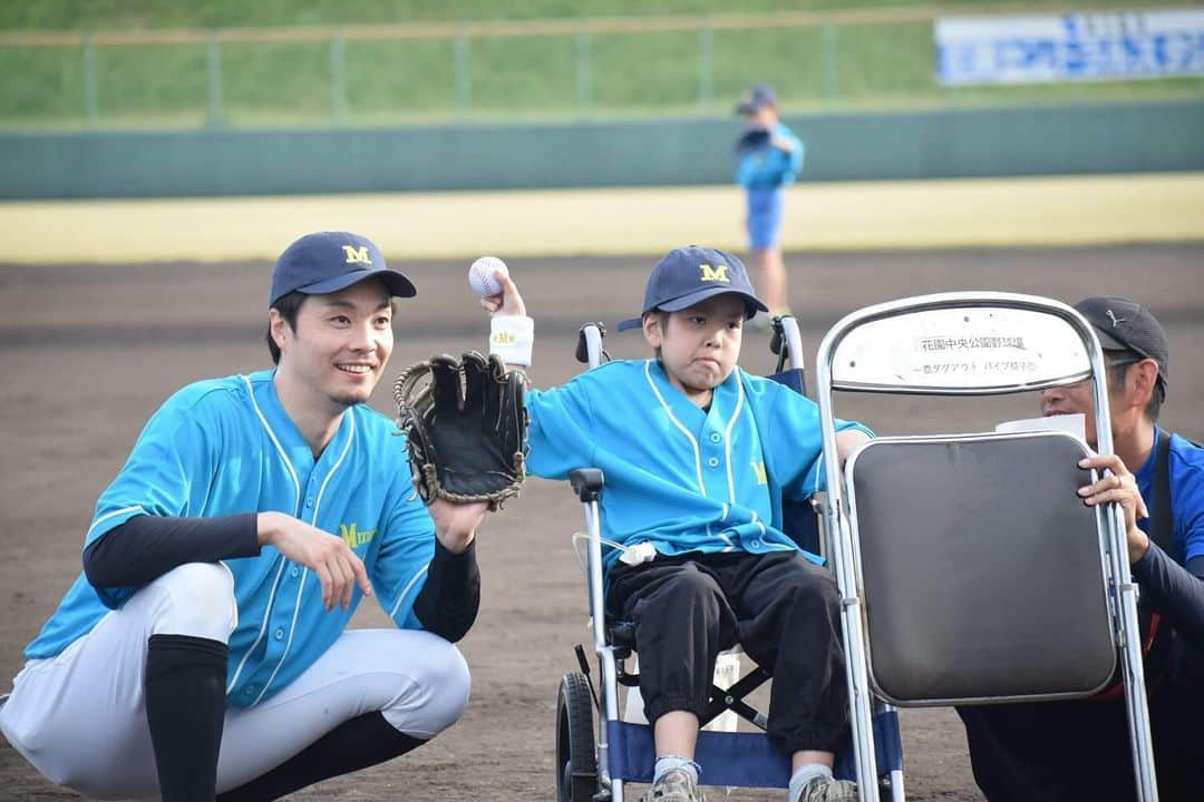 生山裕人さんのインスタグラム写真 - (生山裕人Instagram)「. 生山、みずきくんしました。  11/4に、病気で⻑期療養中のみずきくんの「治療しながらも、友達と一緒に野球をやりたい」という⻘春を叶えるために、 認定 NPO 法人 Being ALIVE Japan が企画した「⻑期療養児と友人との野球交流イベント」に参画しました。  みずきくんに『MIZUKIES』のチームメイトに指名してもらい、思いっきり楽しんできました✨  同じ時間を共にした皆さま！ 最高の時間をありがとうございました！！！  みずきくんと出会えたことに感謝。  #beingalivejapan #日本財団HEROs」11月28日 20時42分 - ikuyaman130