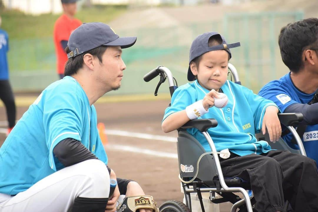 生山裕人さんのインスタグラム写真 - (生山裕人Instagram)「. 生山、みずきくんしました。  11/4に、病気で⻑期療養中のみずきくんの「治療しながらも、友達と一緒に野球をやりたい」という⻘春を叶えるために、 認定 NPO 法人 Being ALIVE Japan が企画した「⻑期療養児と友人との野球交流イベント」に参画しました。  みずきくんに『MIZUKIES』のチームメイトに指名してもらい、思いっきり楽しんできました✨  同じ時間を共にした皆さま！ 最高の時間をありがとうございました！！！  みずきくんと出会えたことに感謝。  #beingalivejapan #日本財団HEROs」11月28日 20時42分 - ikuyaman130