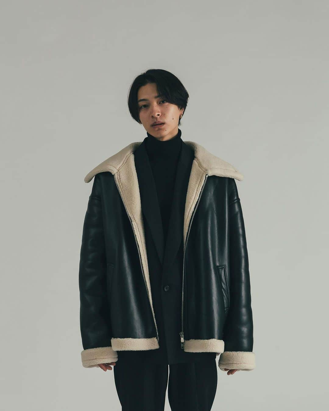 Lui's Lui's official instagramさんのインスタグラム写真 - (Lui's Lui's official instagramInstagram)「recommend item  □ Faux shearling BIG jacket / ¥53,900  【デザイン】 オーバーサイズなシルエットのこちらのフェイクムートンBIGジャケット。 通常のムートンブルゾンよりも身幅と着丈を広くとっているので、ざっくりと大きく着て頂けます。 方が落ちているドロップショルダー仕様で、衿と裾には白のボアを配置。 袖は折り返して、白の幅を調節頂けます。 フロントにはフラシのポケットを配置し、裾の横にはアジャスターを配置し、ヴィンテージのムートンジャケットの仕様を再現。 昔のディテールを踏襲し、今風にサイズ感と見た目をアップデートしたムートンジャケットです。  #ジャケットコーデ #ムートンコート #ムートンジャケット #冬コーデ #アウターコーデ #メンズファッション #メンズコーデ #きれいめファッション」11月28日 20時43分 - luis_official___