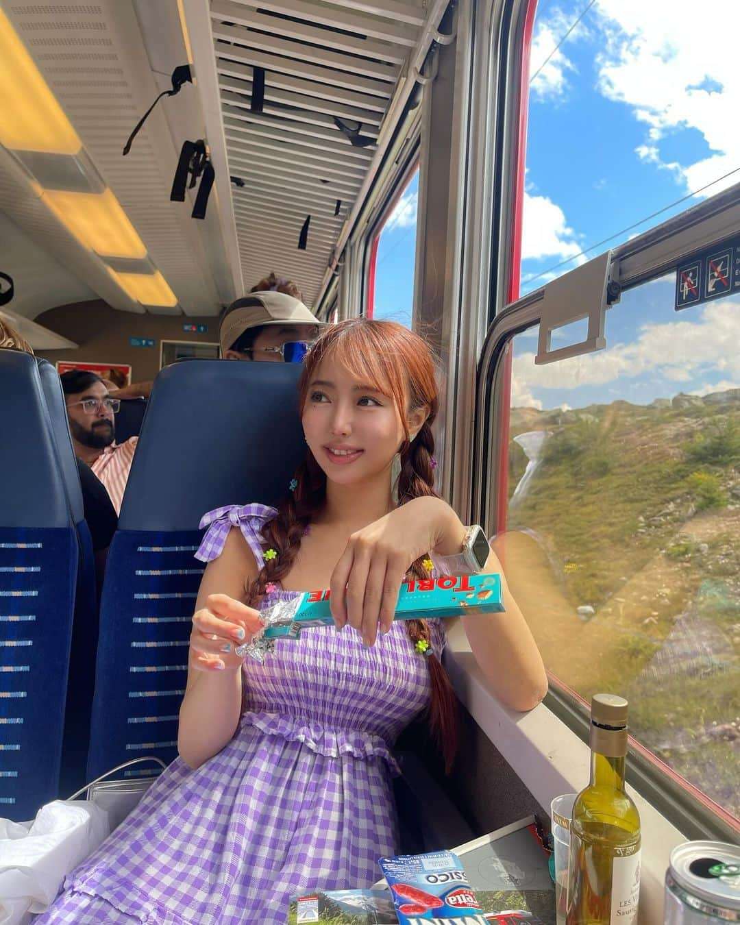 川谷花音のインスタグラム：「愛の不時着を見て スイスに行ってみたくて この夏行ってみたよ🇨🇭❤️  見たことのない景色で ずっと映像を見てる気分だった⛰️  アルプスの少女ハイジの気分で 草むらに寝っ転がりたかったんだけど  ワイン飲んでたら 心地よくて電車で爆睡しちゃって 気付いたらイタリアに着いてた😂  そしてスイスのタクシーは 2分乗っただけで3000円もしました  すぐ降りました  #swiss #swissalps #スイス #🇨🇭 #japanese #japanese #japanesegirl #trip #旅行 #大学生 #女子大生 #今日のコーデ #사랑의불시착」