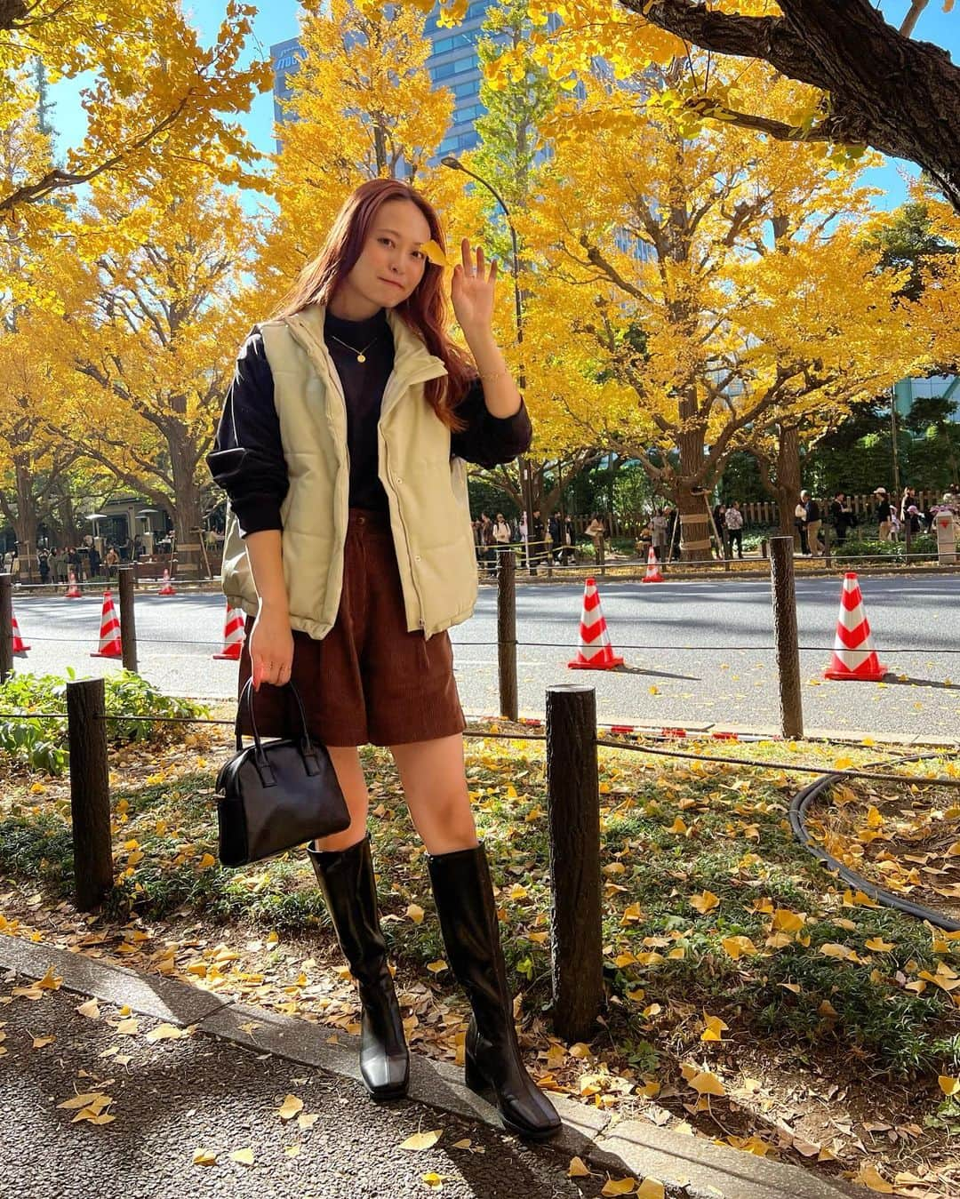 榊本麻衣のインスタグラム：「𓂃𓈒𓏸︎︎︎︎ ❤︎ ⁡ 今日は外苑前のいちょう並木に行ってきたよ🍁!! ⁡ 人沢山いたけど、季節を楽しめてよかった🧡 ⁡ 今日は暖かかったからベストにロングブーツ👢 ⁡ このブーツヒールが6cmなんやけど、 ヒールを感じないレベルで 歩きやすくてびっくりした(*°ㅁ°*) ツヤ感もあって可愛くて丈感がベストすぎる👏!! ⁡ ⁡ 今日はリフレッシュできてよかった💛 ⁡ ⁡ tops： @uniqlo_jp @uniqlo_with @uniqlo  vest： @remit___official  bag： @bonlecill_official  shortpants： @camille_eau  boots： @orientaltraffic_official × @lily02tbt  ⁡ ⁡ #mai___fashion #mai___code #コーデ #コーディネート #fashion #ファッション #カジュアル #カジュアルコーデ  #大人カジュアル #大人女子 #大人可愛い #きれいめカジュアル #秋コーデ  #UNIQLO #UNIQLO購入品 #UNIQLOコーデ #ユニクロ #ユニクロ購入品 #ユニクロコーデ #ユニクロ感謝祭 #orientaltrafficbyyuri #orientaltraffic #オリエンタルトラフィック #オリエンタルトラフィックバイユリ #ストレッチフリースモックネックT」