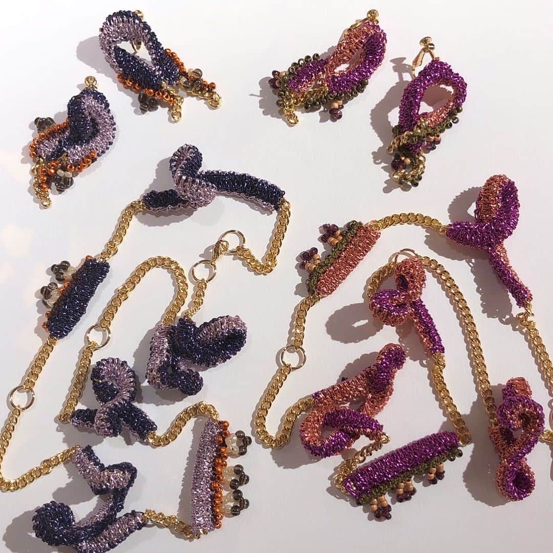 蓮沼千紘さんのインスタグラム写真 - (蓮沼千紘Instagram)「【bent asco body necklace &earrings】  変形菌の屈曲子嚢体からインスピレーションを得て生まれた 脈状のモチーフが印象的なcostumejewelryです。  さらにファンタジーとして子実体のような 天然石のビーズがアクセントになっています。  現在こちらが購入できるのは京都にショップを構える　@priere_kyoto さんだけです。 ぜひお近くの方は実物をご覧ください。 特に別注のバイカラーがより捻りが可視化されて 新たな発見となりました💡  ネックレスは2段階の長さをお楽しみいただけます。  少し先にオンラインでの販売、 来月は二ヶ所でのポップアップでも それぞれのカラー展開で販売予定です。 都度ビーズと糸の組み合わせや配色が異なりますので その時々の出会いを大切にしてください♡  #aneddy#chihirohasunuma #costumejewelry #knitaccessories #beadsaccessory #knit#knitting  #handknit#handwoik#handjwellery #artwork #bentascobody#slimemold」11月28日 20時37分 - knitchihiro