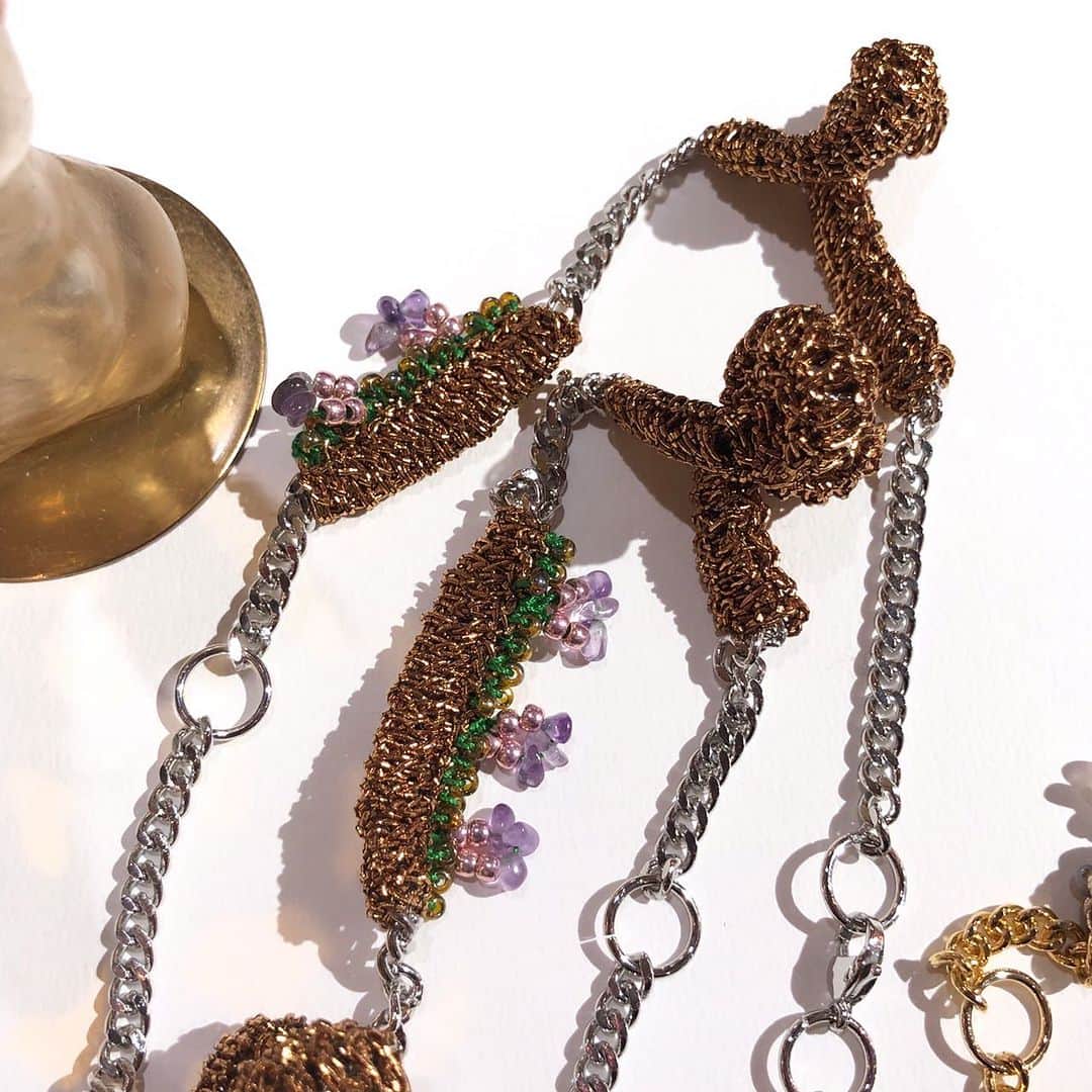 蓮沼千紘さんのインスタグラム写真 - (蓮沼千紘Instagram)「【bent asco body necklace &earrings】  変形菌の屈曲子嚢体からインスピレーションを得て生まれた 脈状のモチーフが印象的なcostumejewelryです。  さらにファンタジーとして子実体のような 天然石のビーズがアクセントになっています。  現在こちらが購入できるのは京都にショップを構える　@priere_kyoto さんだけです。 ぜひお近くの方は実物をご覧ください。 特に別注のバイカラーがより捻りが可視化されて 新たな発見となりました💡  ネックレスは2段階の長さをお楽しみいただけます。  少し先にオンラインでの販売、 来月は二ヶ所でのポップアップでも それぞれのカラー展開で販売予定です。 都度ビーズと糸の組み合わせや配色が異なりますので その時々の出会いを大切にしてください♡  #aneddy#chihirohasunuma #costumejewelry #knitaccessories #beadsaccessory #knit#knitting  #handknit#handwoik#handjwellery #artwork #bentascobody#slimemold」11月28日 20時37分 - knitchihiro