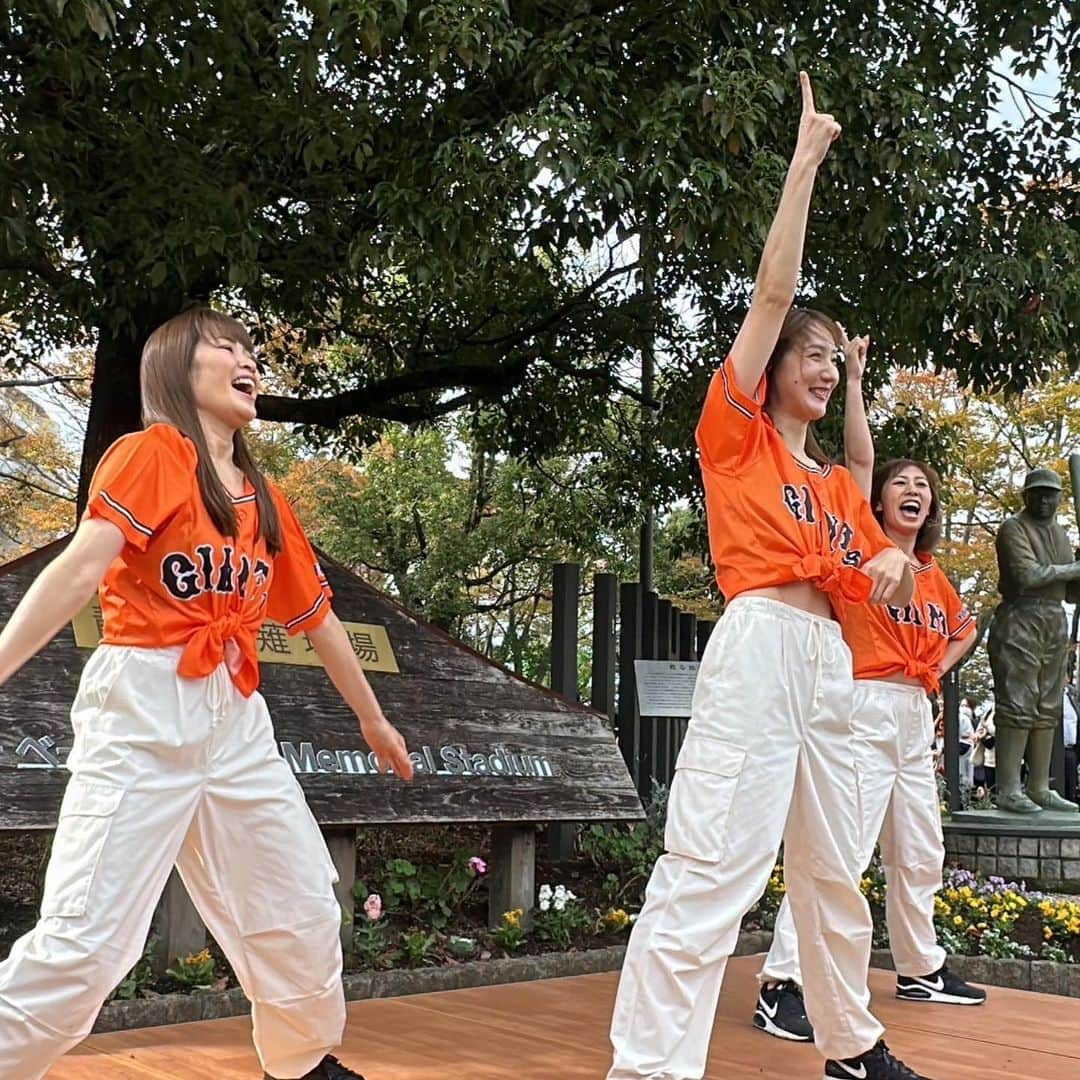 阿部智帆さんのインスタグラム写真 - (阿部智帆Instagram)「続・ジャイアンツ祭り  ステージ色々📸🧡  爆笑の嵐を起こして下さった 槙原さん・斎藤さんのトークショー😂👏 お二人のおかげで会場は試合前から大盛り上がりでした💓  そして、久しぶりのシマとのツインMC🥹🎤 打ち合わせにないことも、すかさずフォローに入ってくれる絶対的安心感🥹💓19歳の頃、シマと連日MC頑張ったのがきっかけで 私はしゃべるのが好きになったんだよね🫶  3人がめっちゃ楽しそうに踊ってる姿も リアクションや合いの手で、一緒にステージを創ってくださるジャイアンツファンのみなさんとのやり取りも  あー、これこれ🥹🧡 空間すべてが懐かしく、尊かったです✨  #giants #ジャイアンツ祭り」11月28日 20時38分 - chiho_abe829