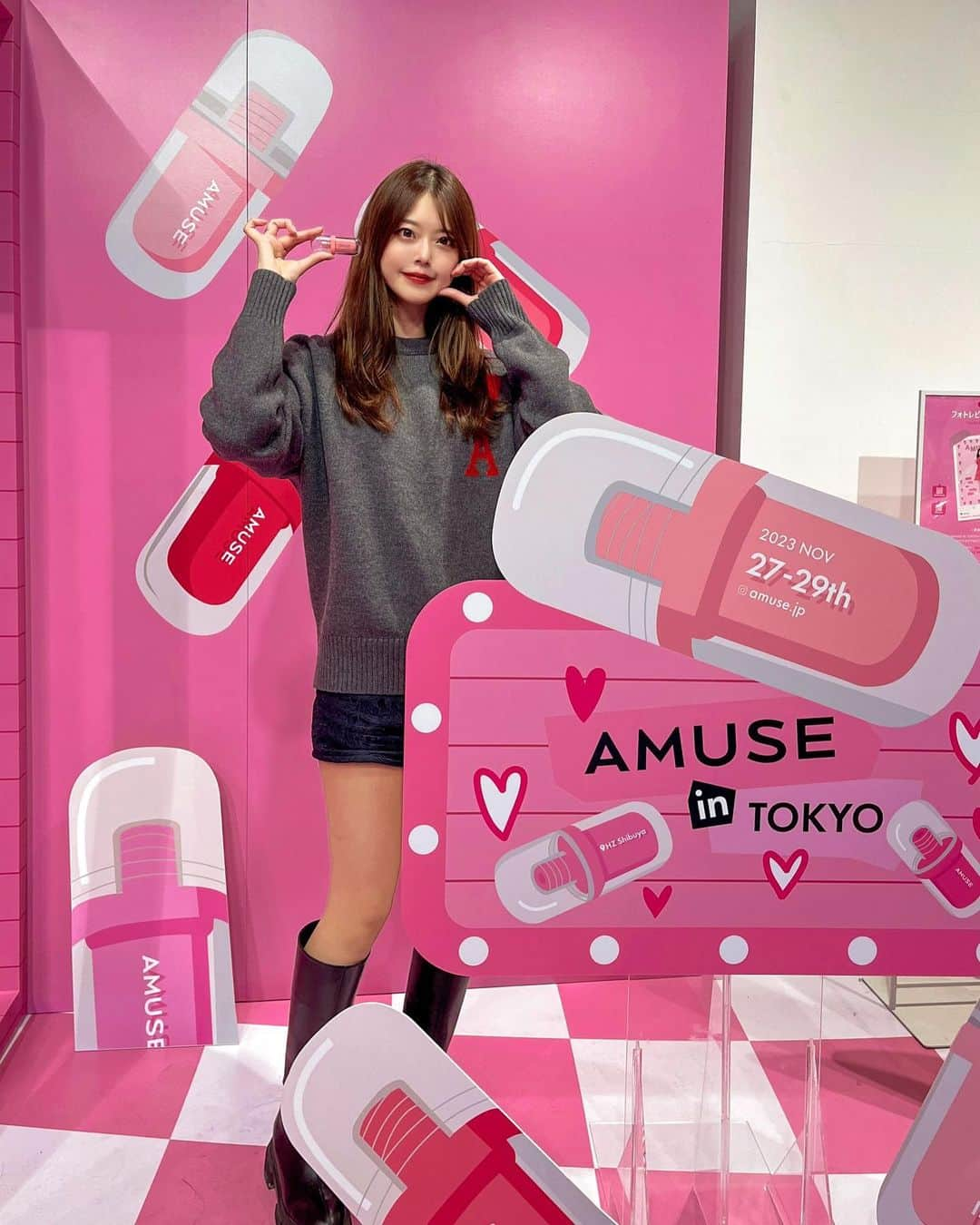 羽瀬萌のインスタグラム：「11/27-29で開催されている AMUSE in TOKYO POP-UP store に 行ってきたよー！ ストーリーでコスメ好きな子いませんか？ってつぶやいてたのはこれでした☺️❤️  ピンク大好き可愛いの大好きな、はせめぐには素敵空間で写真たくさん撮ってきちゃった❤️❤️  ジェルフィットティントの日本限定色 SAKURA JELLY を早速つけてみて自撮りしてきた💋❤️潤いもあって良い感じ☺️☺️愛用な予感🥳🥳  他にもたくさん展示されてて、コスメ欲しい熱があがりました🥺✨  #AMUSE #アミューズ #ビーガンメイク #ジェルフィットティント #PR  #韓国コスメ」