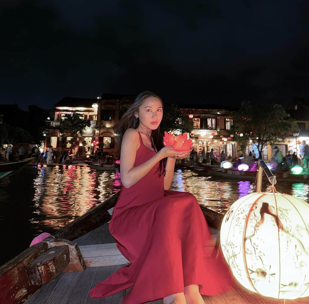 𝑀𝑎𝑘𝑖𝑀𝑖𝑘𝑢さんのインスタグラム写真 - (𝑀𝑎𝑘𝑖𝑀𝑖𝑘𝑢Instagram)「Lantern Festival🇻🇳  ベトナム・カンボジア一人旅  どっちの国もたまたまお祭りの日ですごく賑わってた🏮  #hoian #hộian #hoiantrip #hoianvietnam #lanternfestival#ランタンフェスティバル  #ベトナム  #ベトナム旅行  #ベトナム生活  #ホイアン  #ホイアン旅行  #ホイアン旧市街#vietnam  #việtnam  #vietnamtravel #vietnamtrip #ラプンツェル  #灯篭流し  #ホイアン観光 #ホイアンランタン  #ランタン#赤ドレス  #海外旅行  #一人旅  #一人旅女子  #タビジョ」11月28日 20時39分 - makimiku001