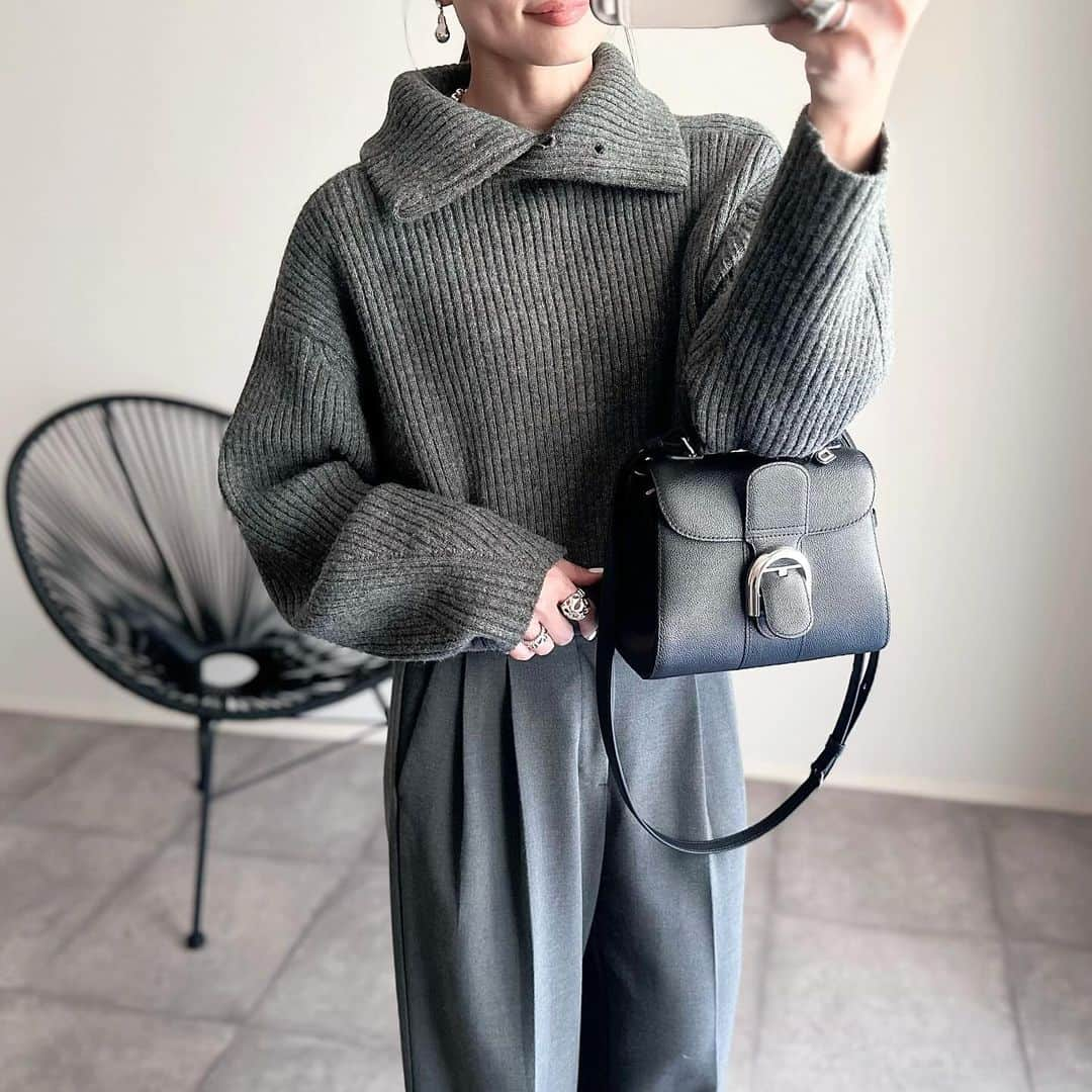 makoさんのインスタグラム写真 - (makoInstagram)「2023.11.28 @_____ma.k.o で他の投稿もチェック✔️  #PR#styledoor ハイネック具合をパール釦(ボタン)で自由に変えられる 他にあまりなさそうなハイネックニット🥹🩶💐 @styledoor_official  程よく肉厚なのにふんわり柔らかく暖かなニットで、 コンパクトながらも身体のラインを拾いにくいゆったりフォルムだから、気負いなく着られて着心地良し🫶🏻😍  前後2wayでパール釦を後ろに着ることもできますよ✨  ボリュームのあるタックワイドパンツやスカートに合わせて大人モダンに着たい一着🤭🩶🖤  knit #emmataylor#styledoor pants #gu bag #delvaux shoes #hewn」11月28日 20時39分 - _____ma.k.o